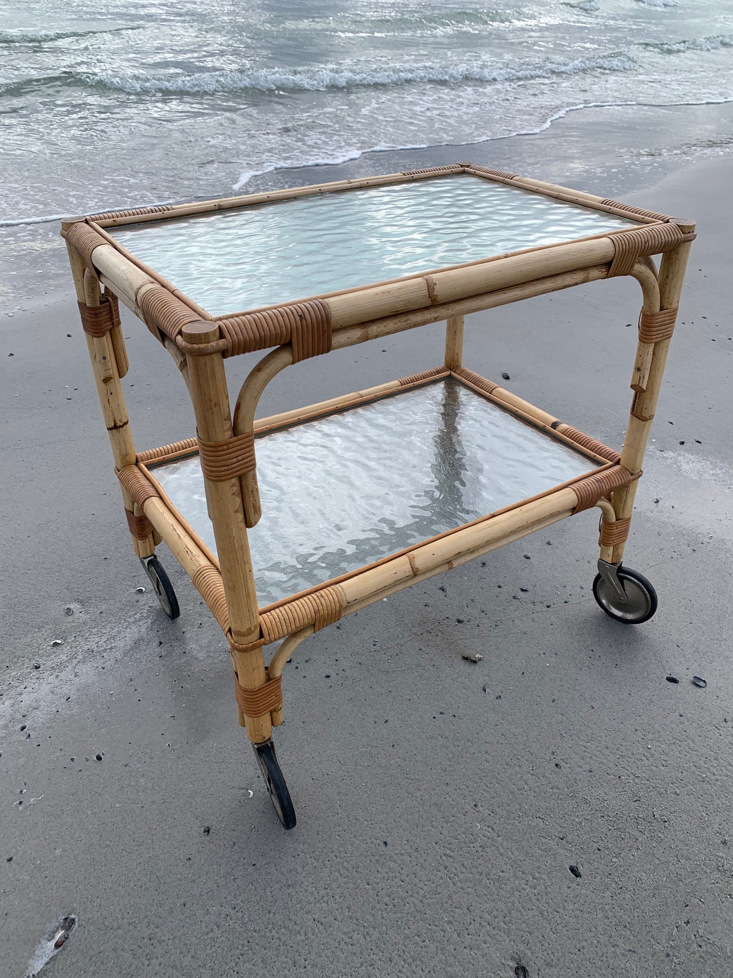 Rullbord/vagn i bambu