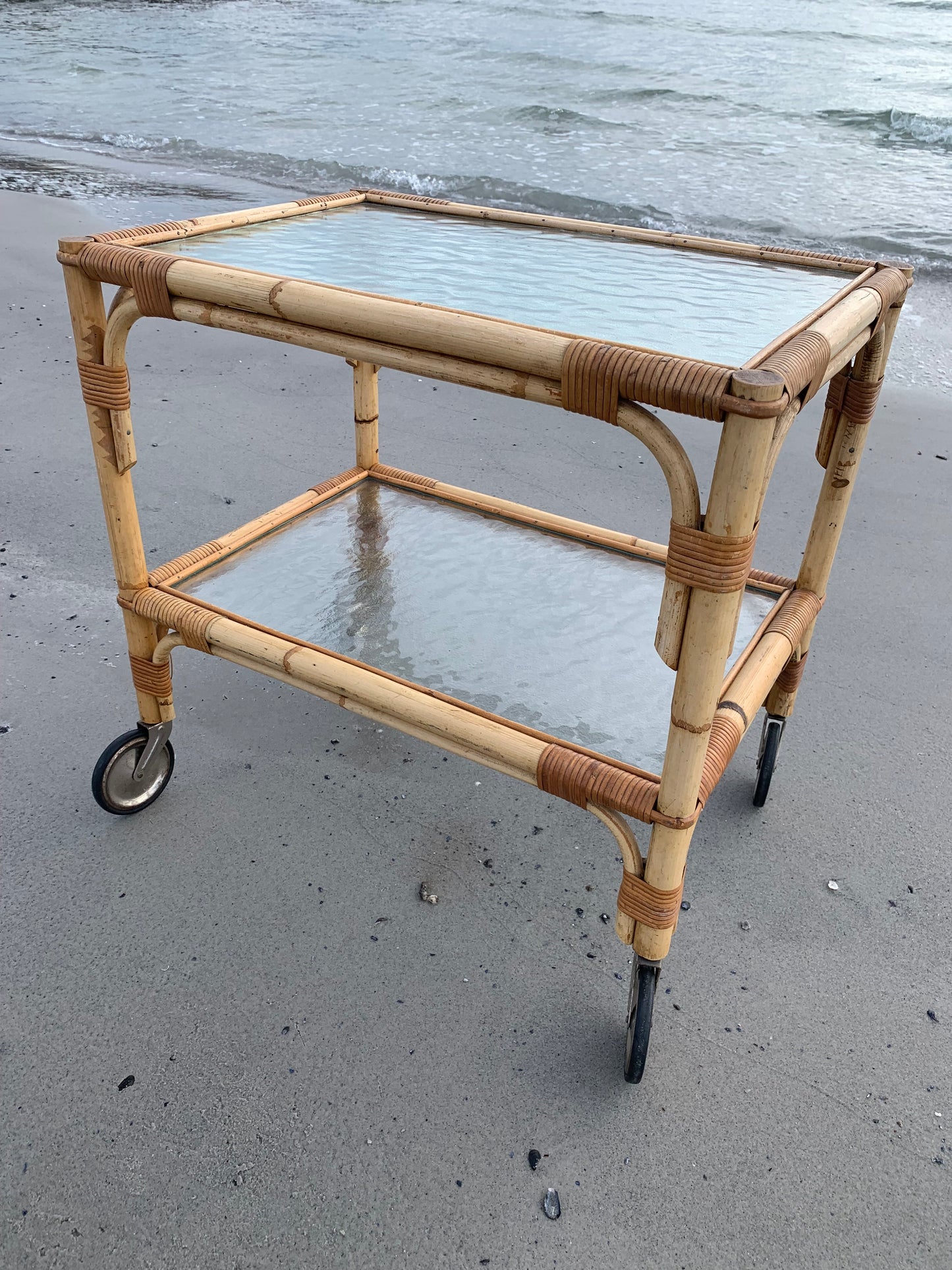 Rullbord/vagn i bambu