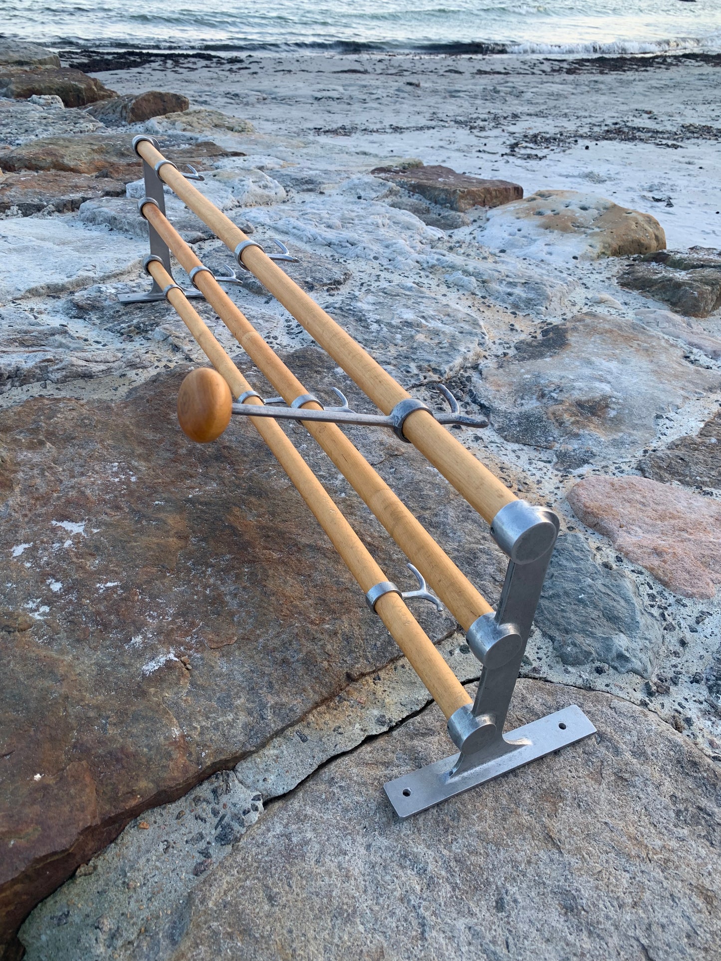 Hylla med hattkrok - Designad av Gunnar Bolin år 1937