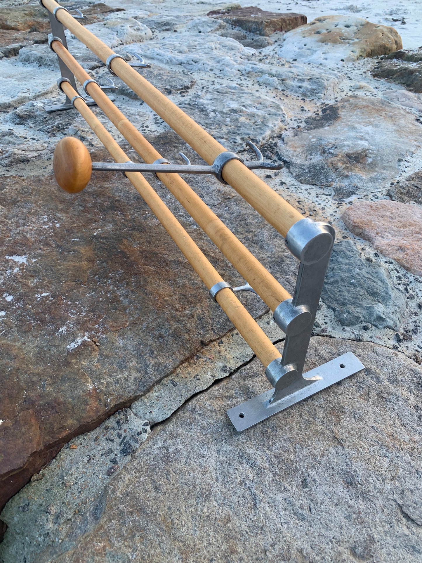 Hylla med hattkrok - Designad av Gunnar Bolin år 1937