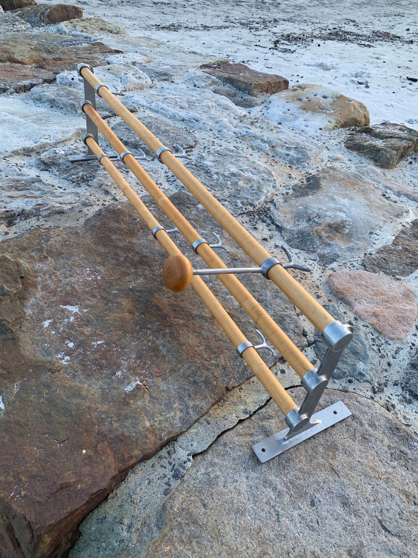 Hylla med hattkrok - Designad av Gunnar Bolin år 1937