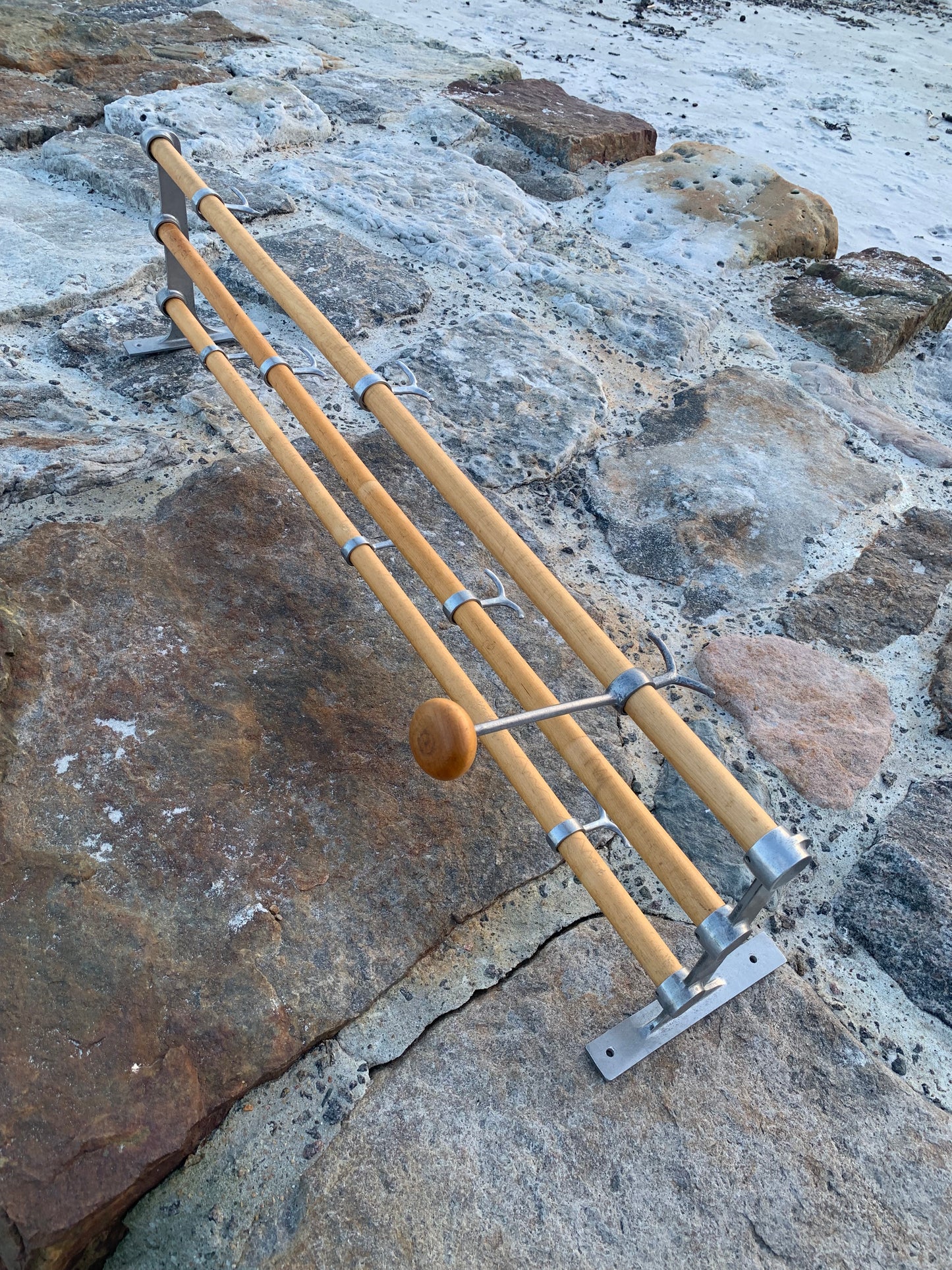 Hylla med hattkrok - Designad av Gunnar Bolin år 1937