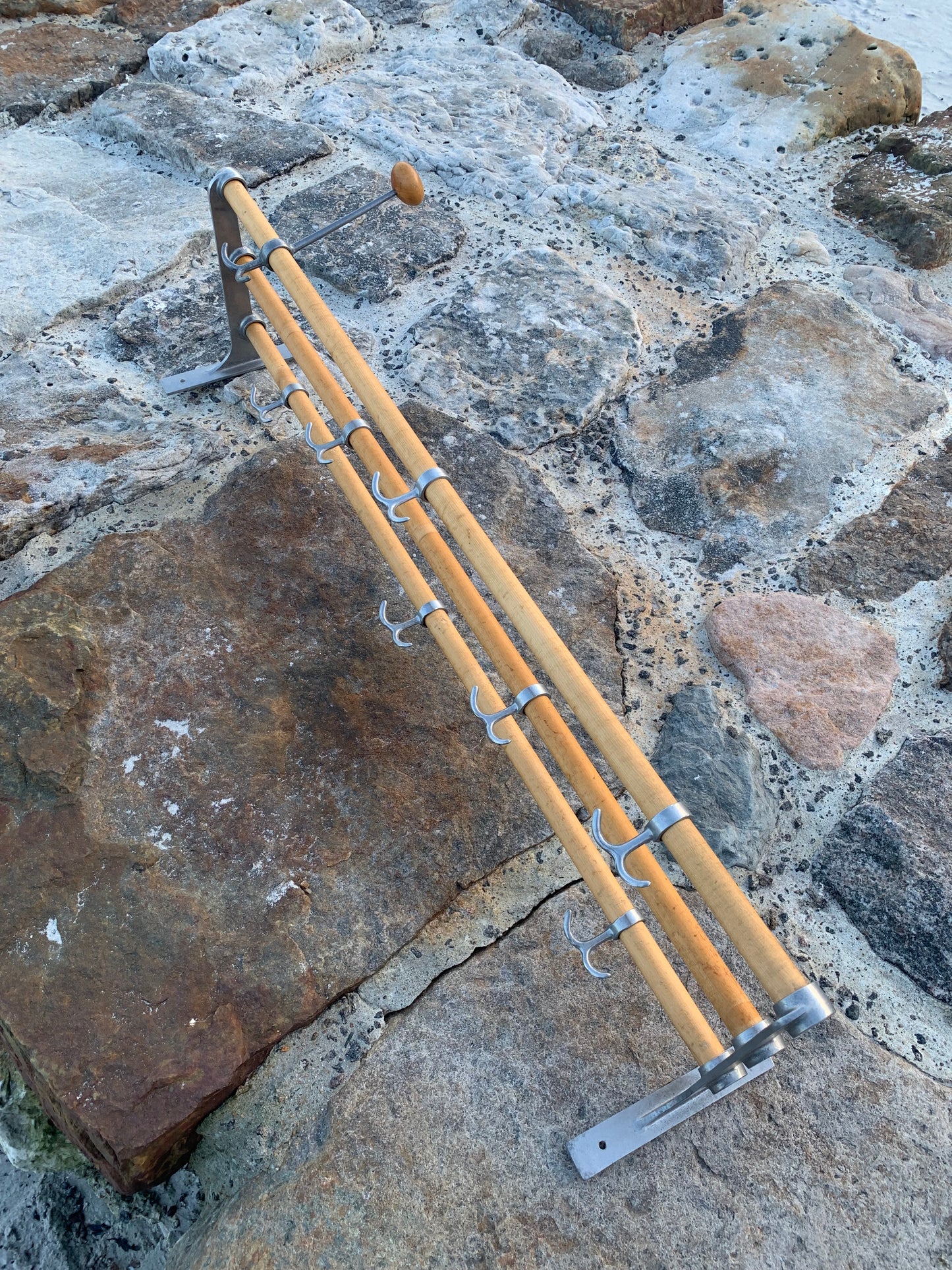 Hylla med hattkrok - Designad av Gunnar Bolin år 1937