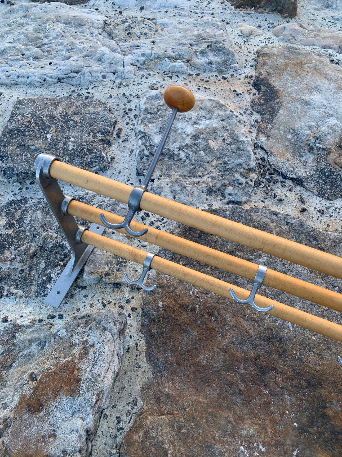 Hylla med hattkrok - Designad av Gunnar Bolin år 1937