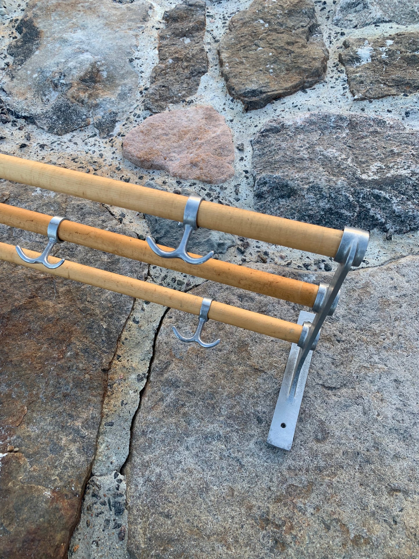 Hylla med hattkrok - Designad av Gunnar Bolin år 1937