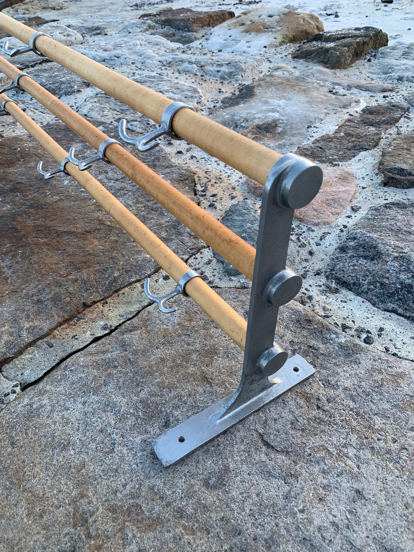 Hylla med hattkrok - Designad av Gunnar Bolin år 1937