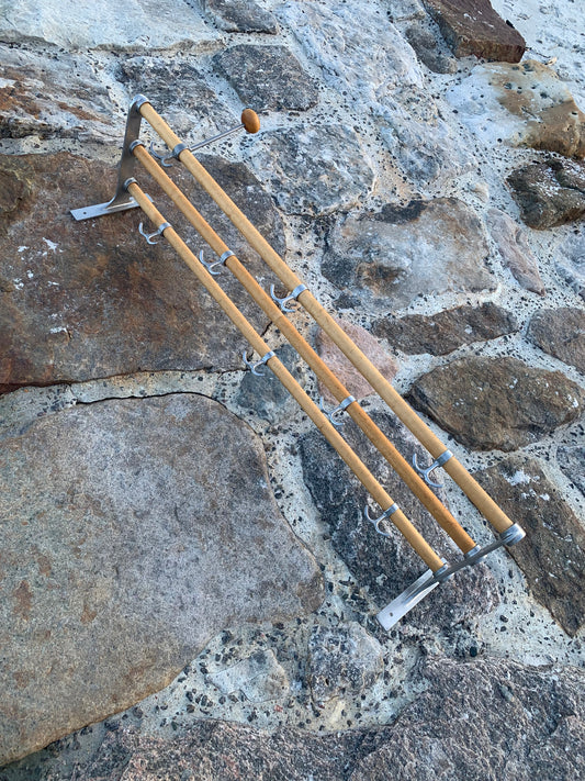 Hylla med hattkrok - Designad av Gunnar Bolin år 1937