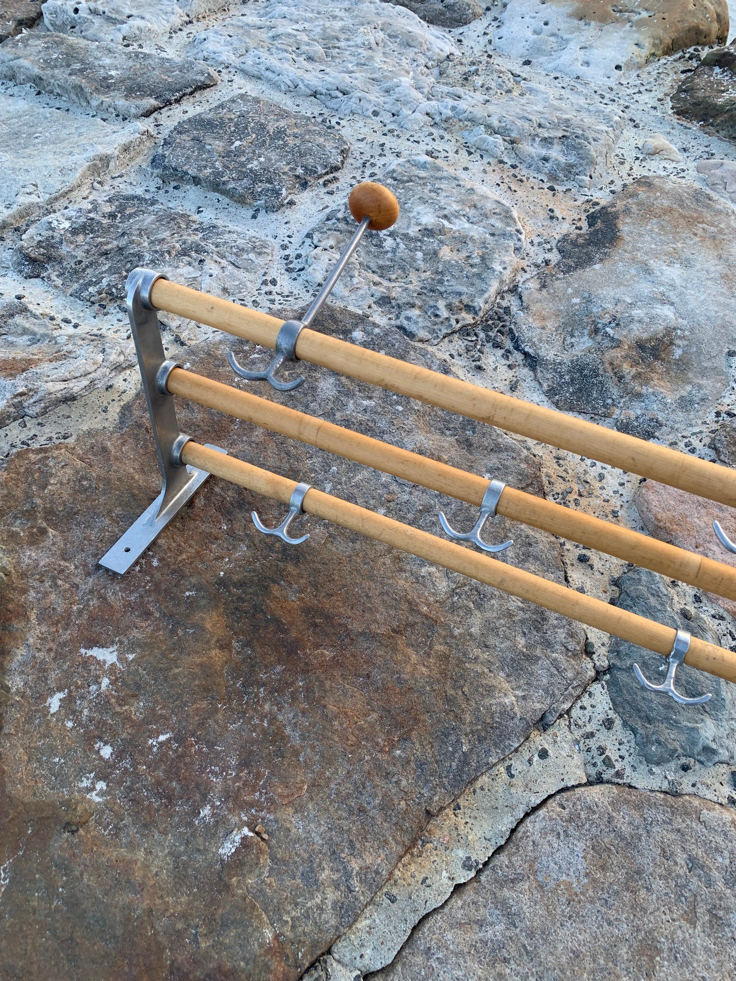 Hylla med hattkrok - Designad av Gunnar Bolin år 1937