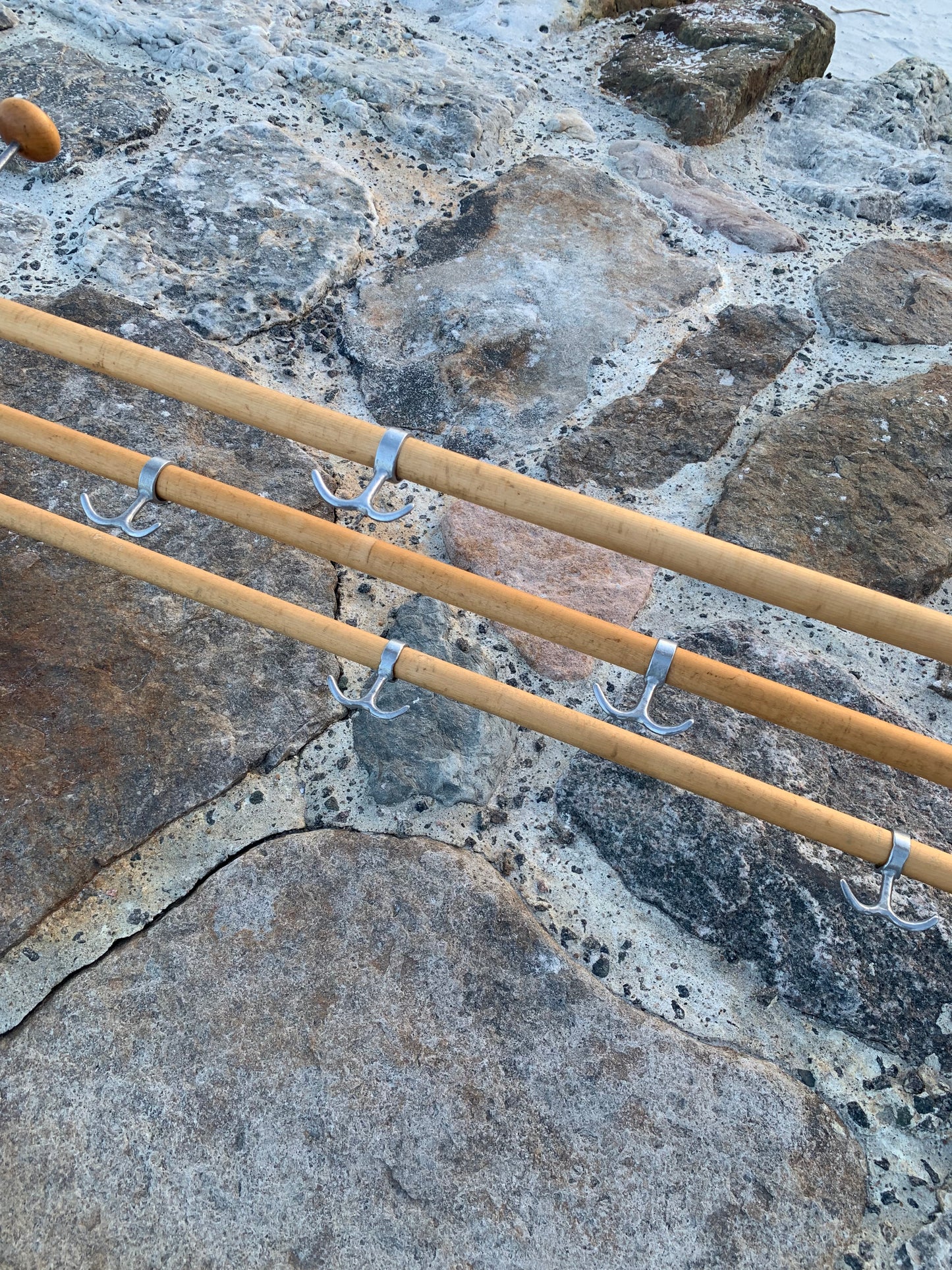 Hylla med hattkrok - Designad av Gunnar Bolin år 1937