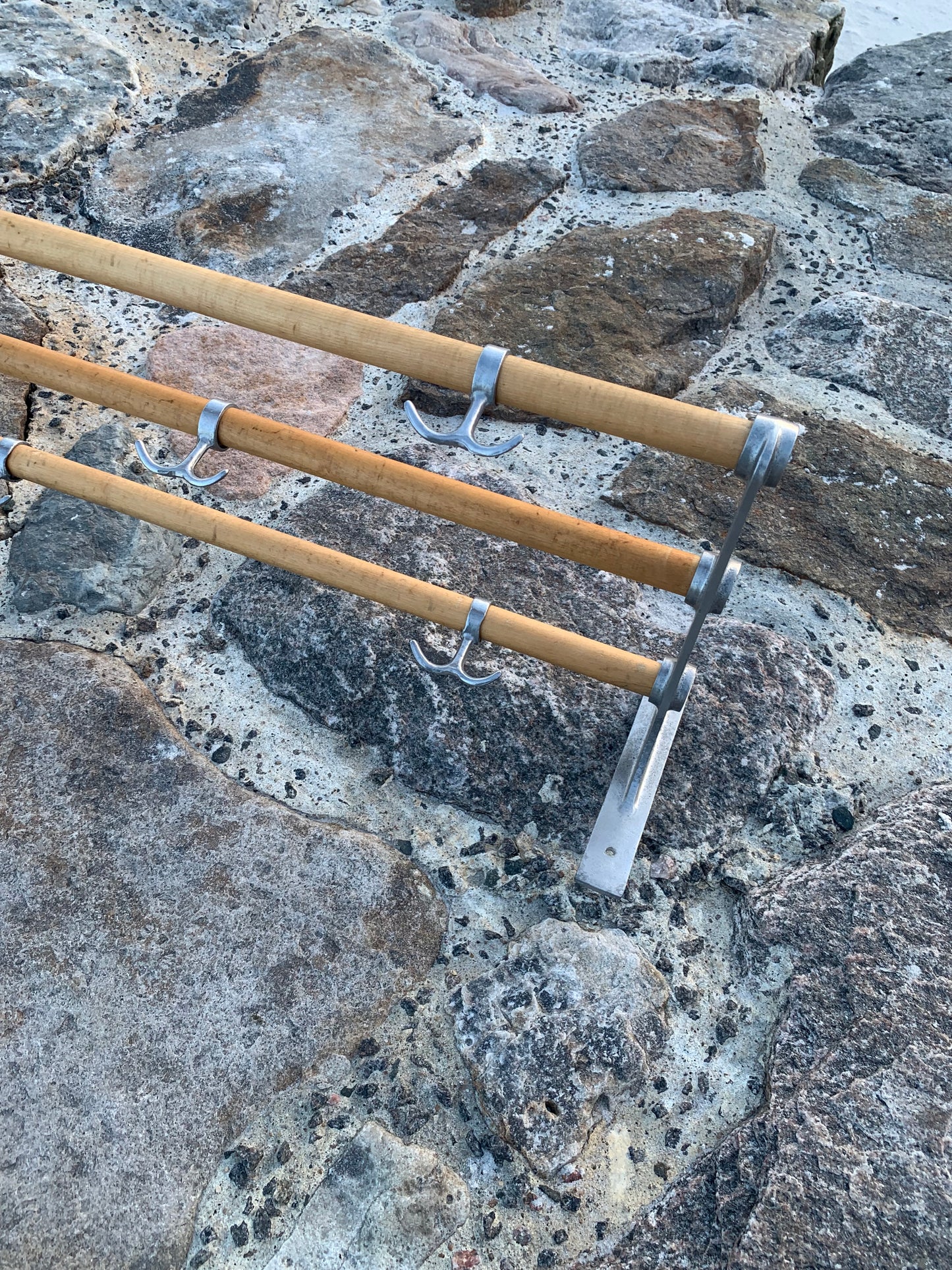 Hylla med hattkrok - Designad av Gunnar Bolin år 1937