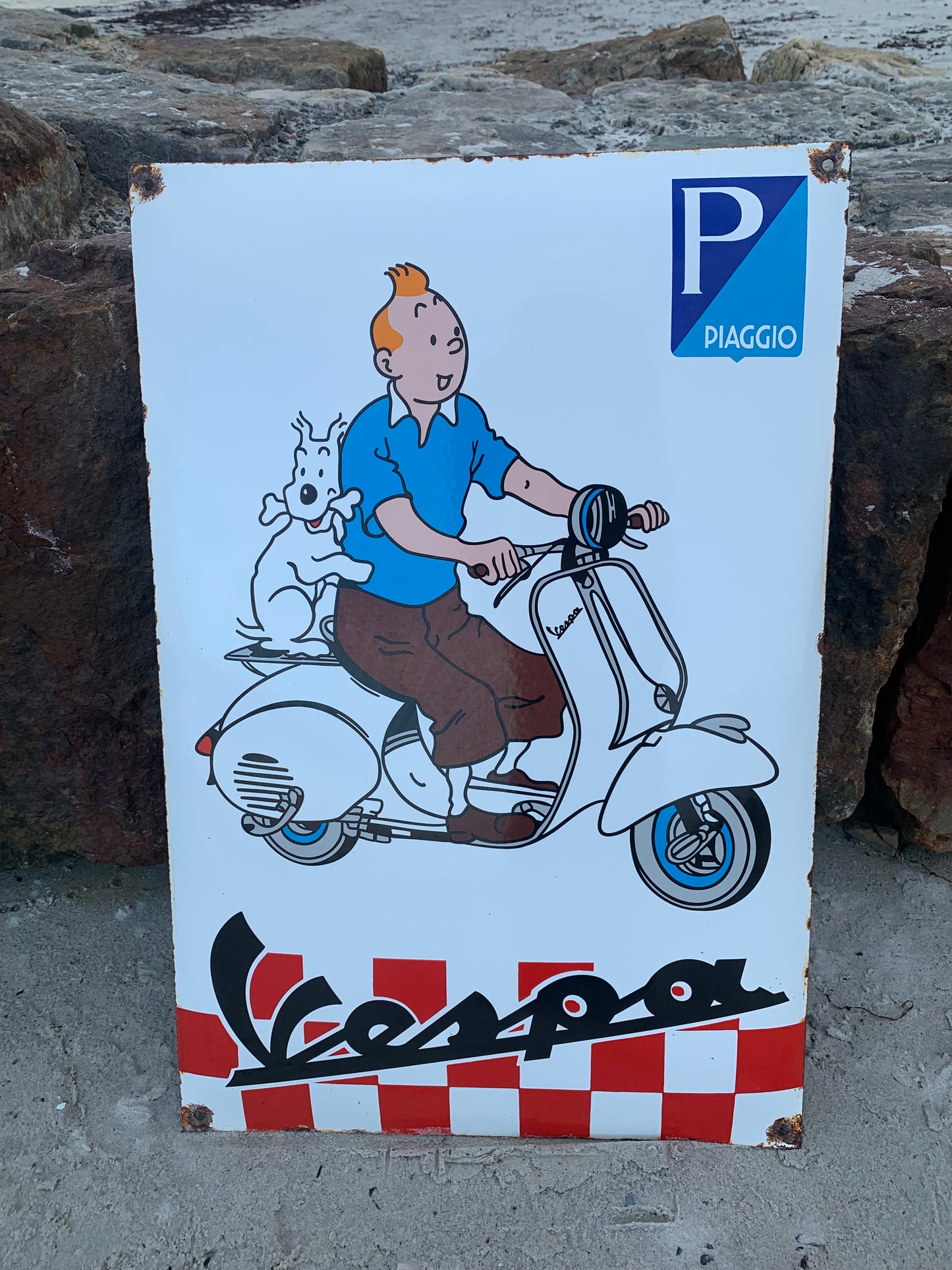 Tintin och Vespa-skylt