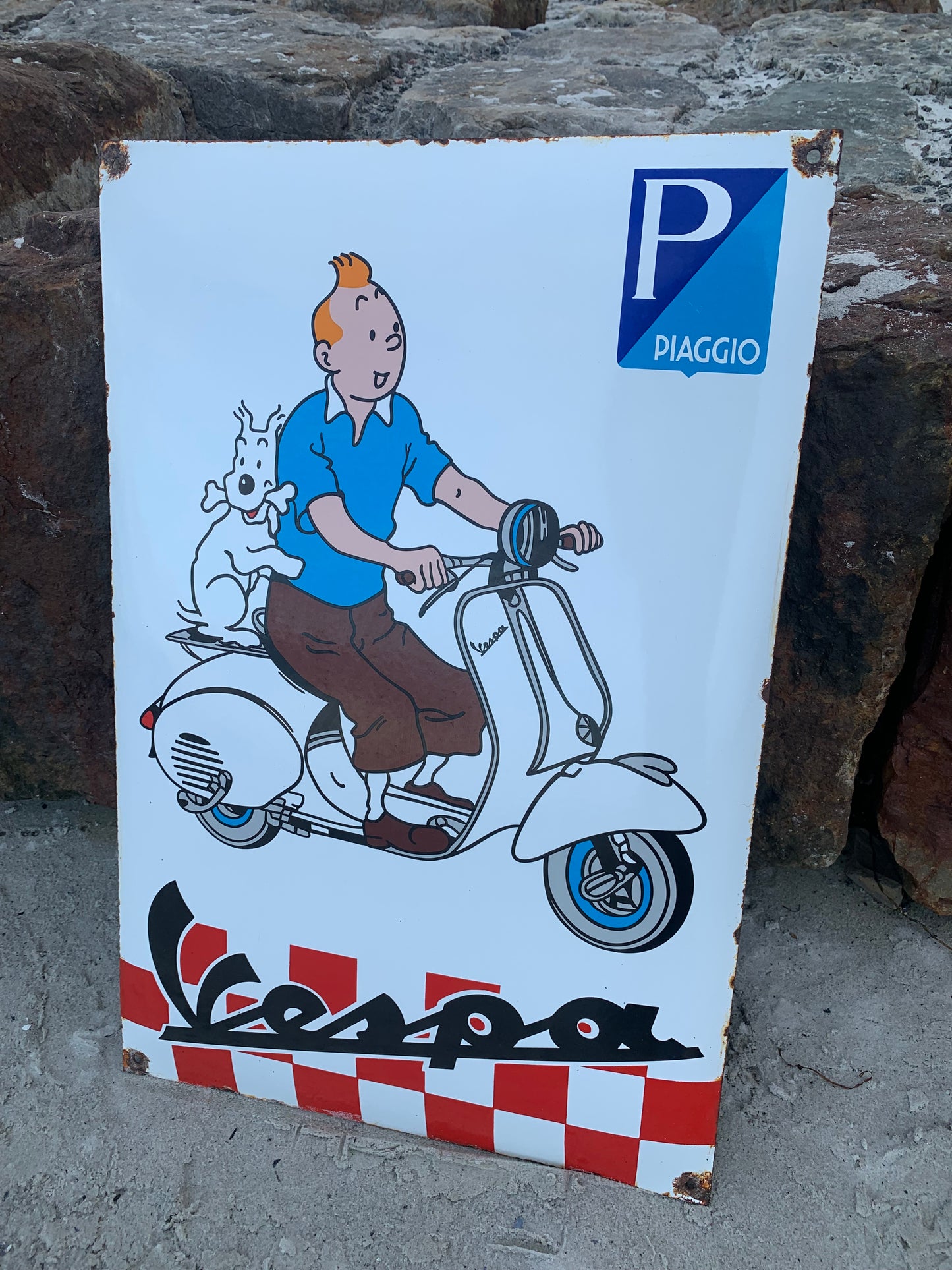 Tintin och Vespa-skylt