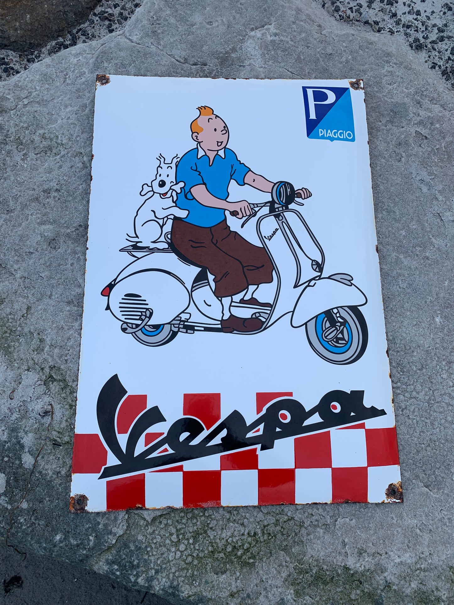 Tintin och Vespa-skylt