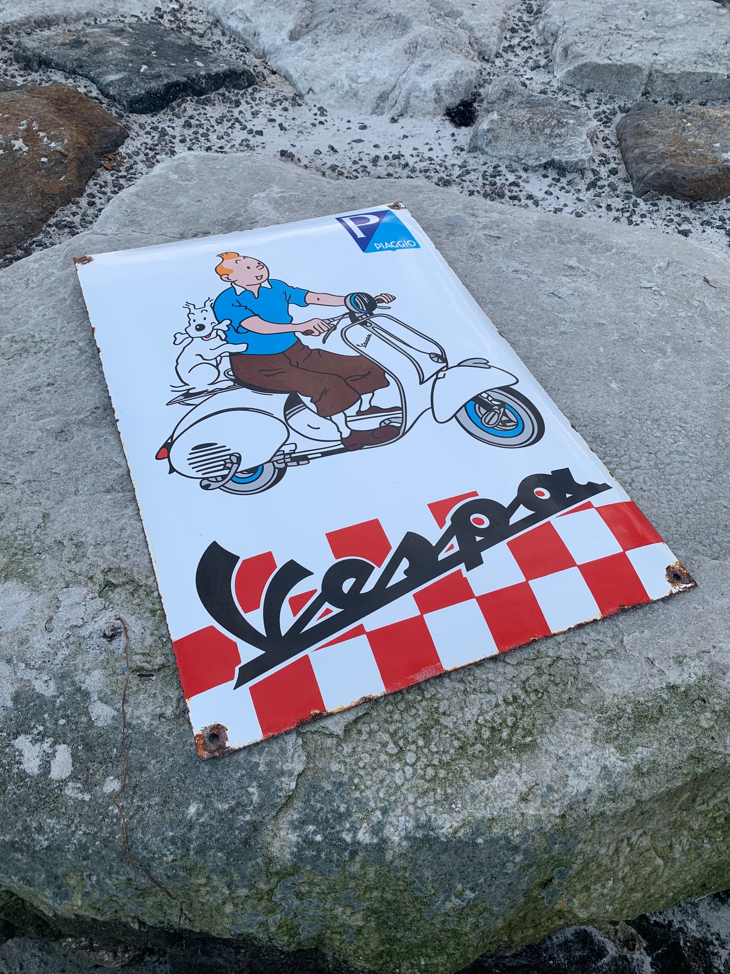 Tintin och Vespa-skylt