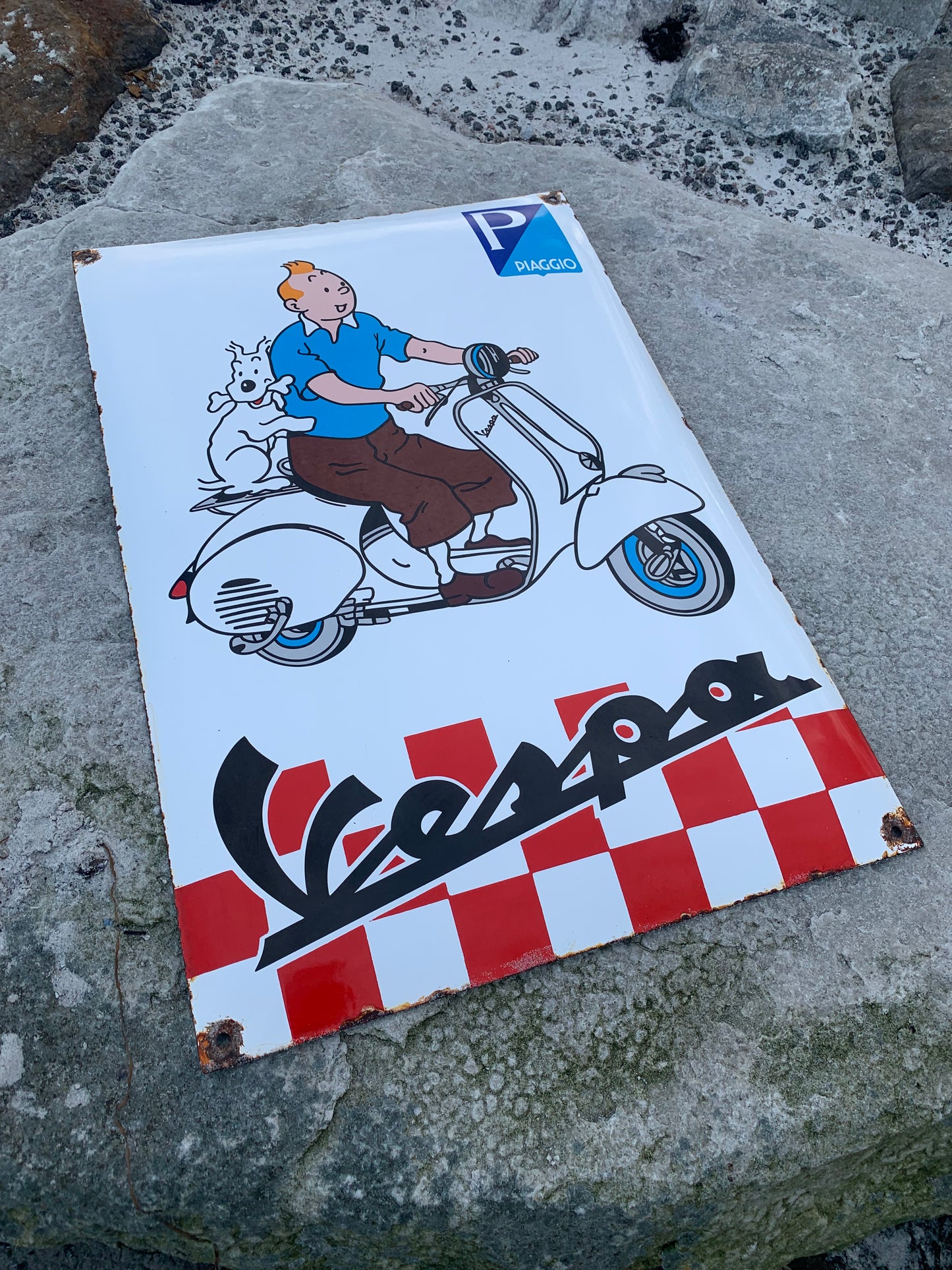 Tintin och Vespa-skylt