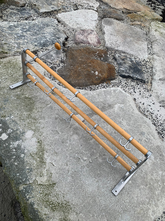 Hylla med hattkrok - Designad av Gunnar Bolin år 1937