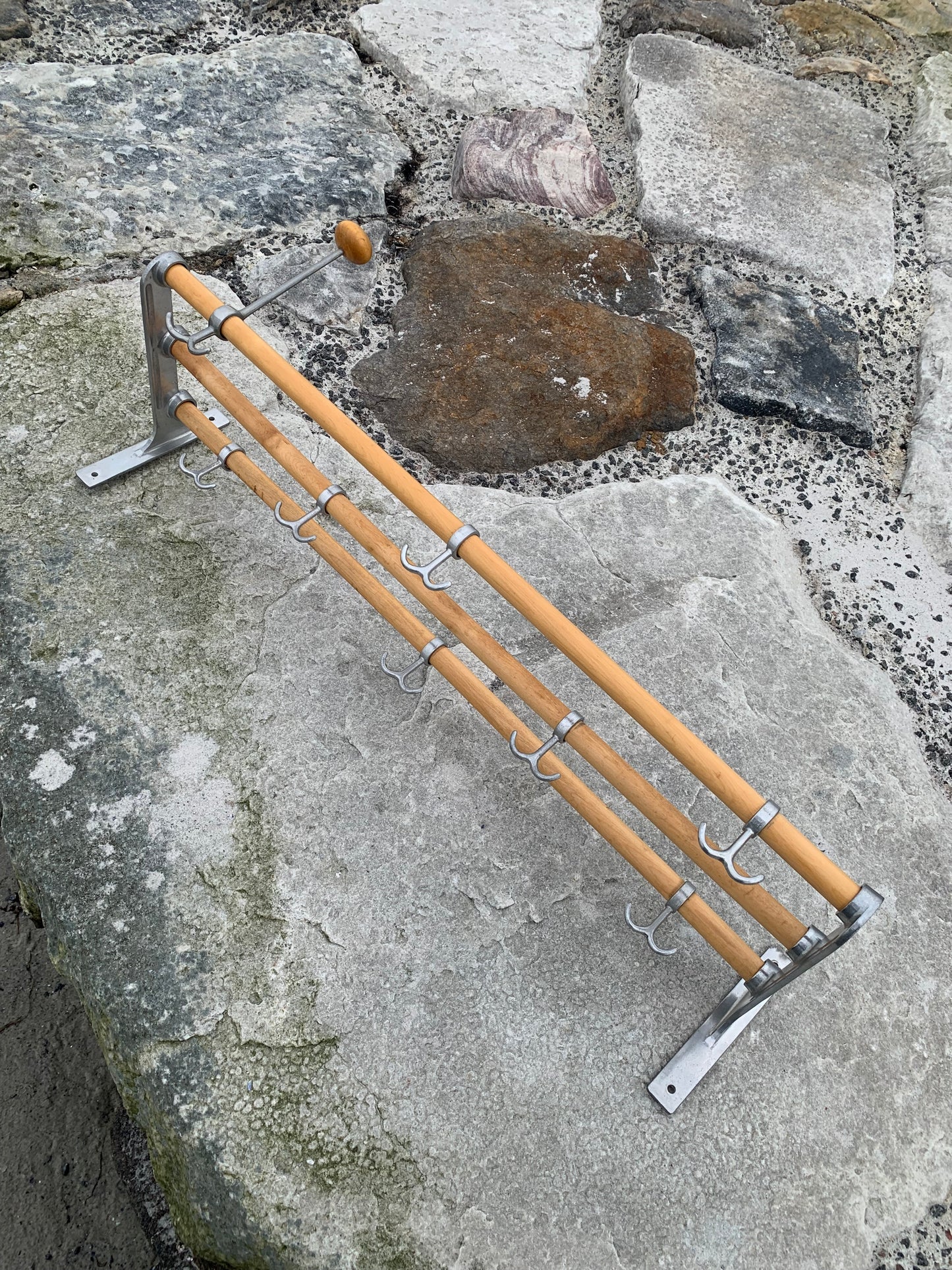 Hylla med hattkrok - Designad av Gunnar Bolin år 1937