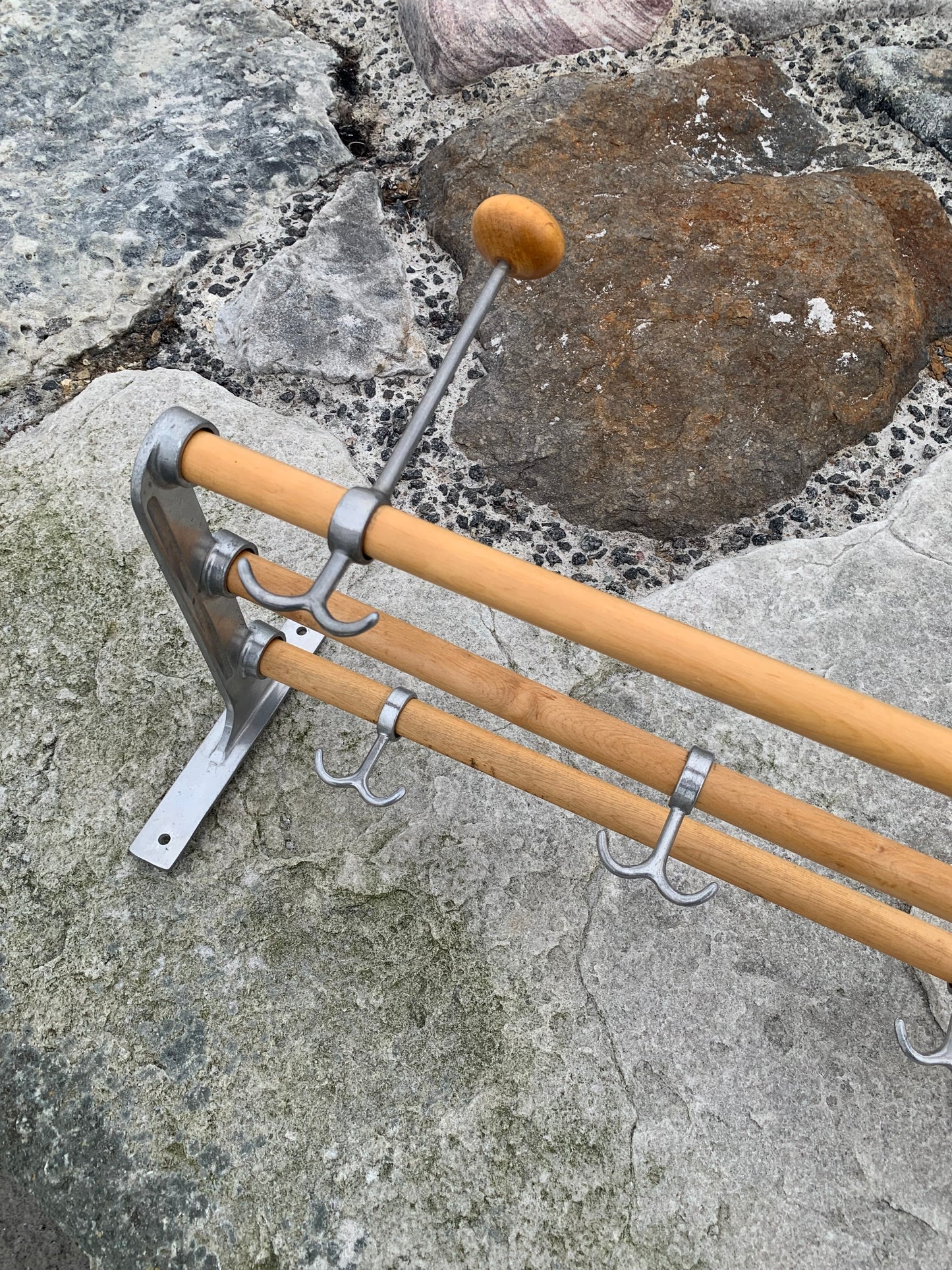 Hylla med hattkrok - Designad av Gunnar Bolin år 1937