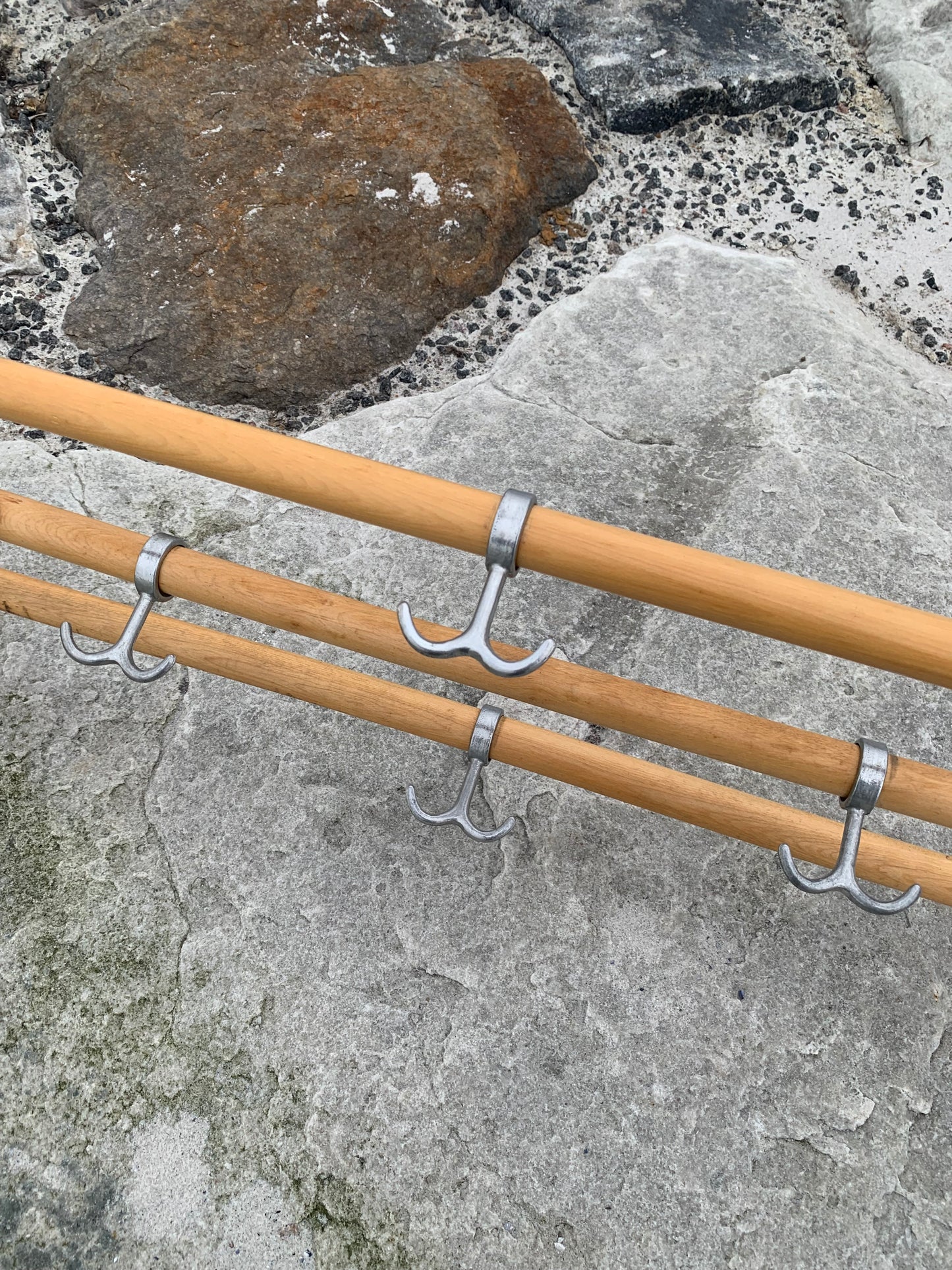 Hylla med hattkrok - Designad av Gunnar Bolin år 1937