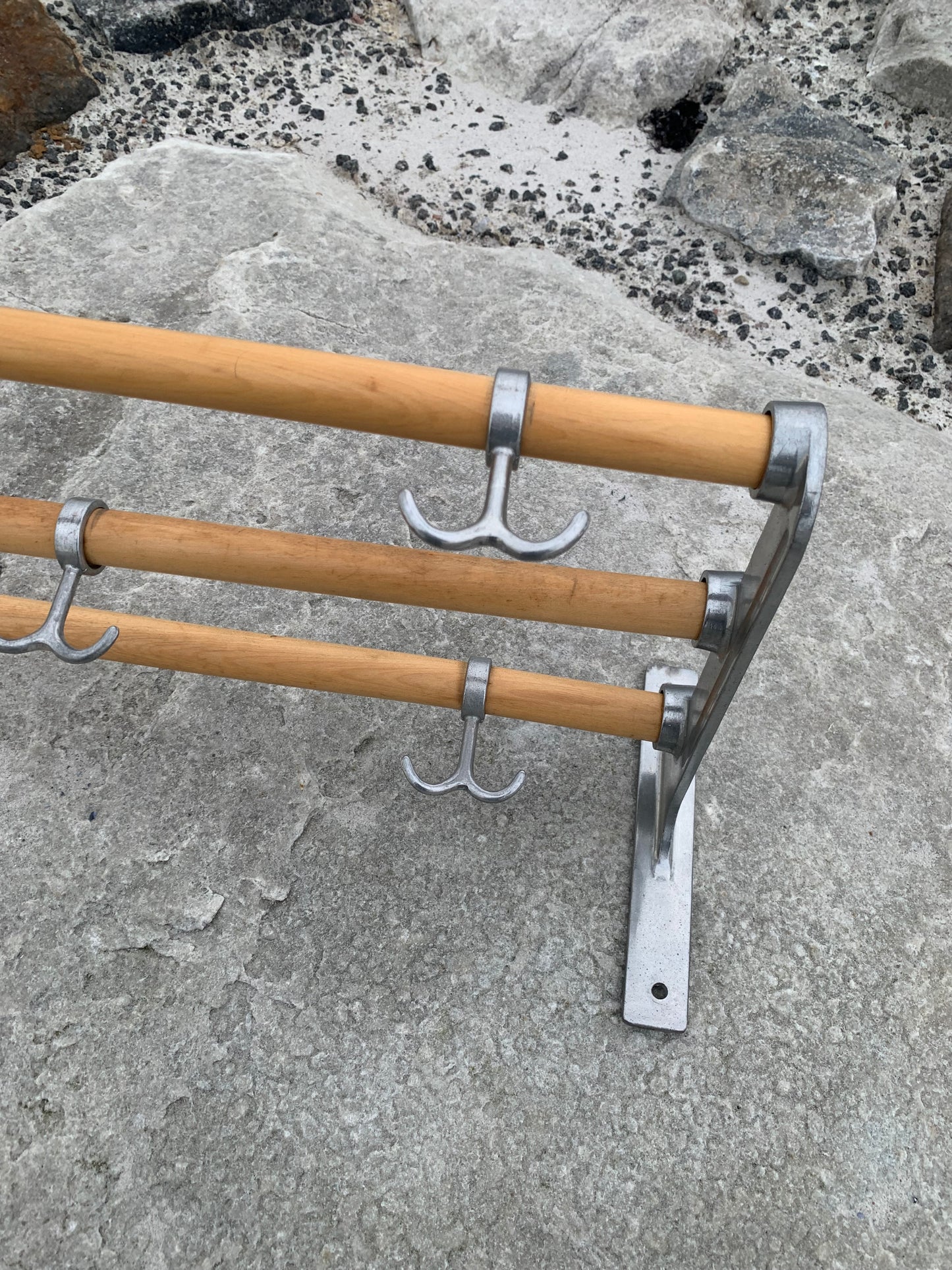 Hylla med hattkrok - Designad av Gunnar Bolin år 1937