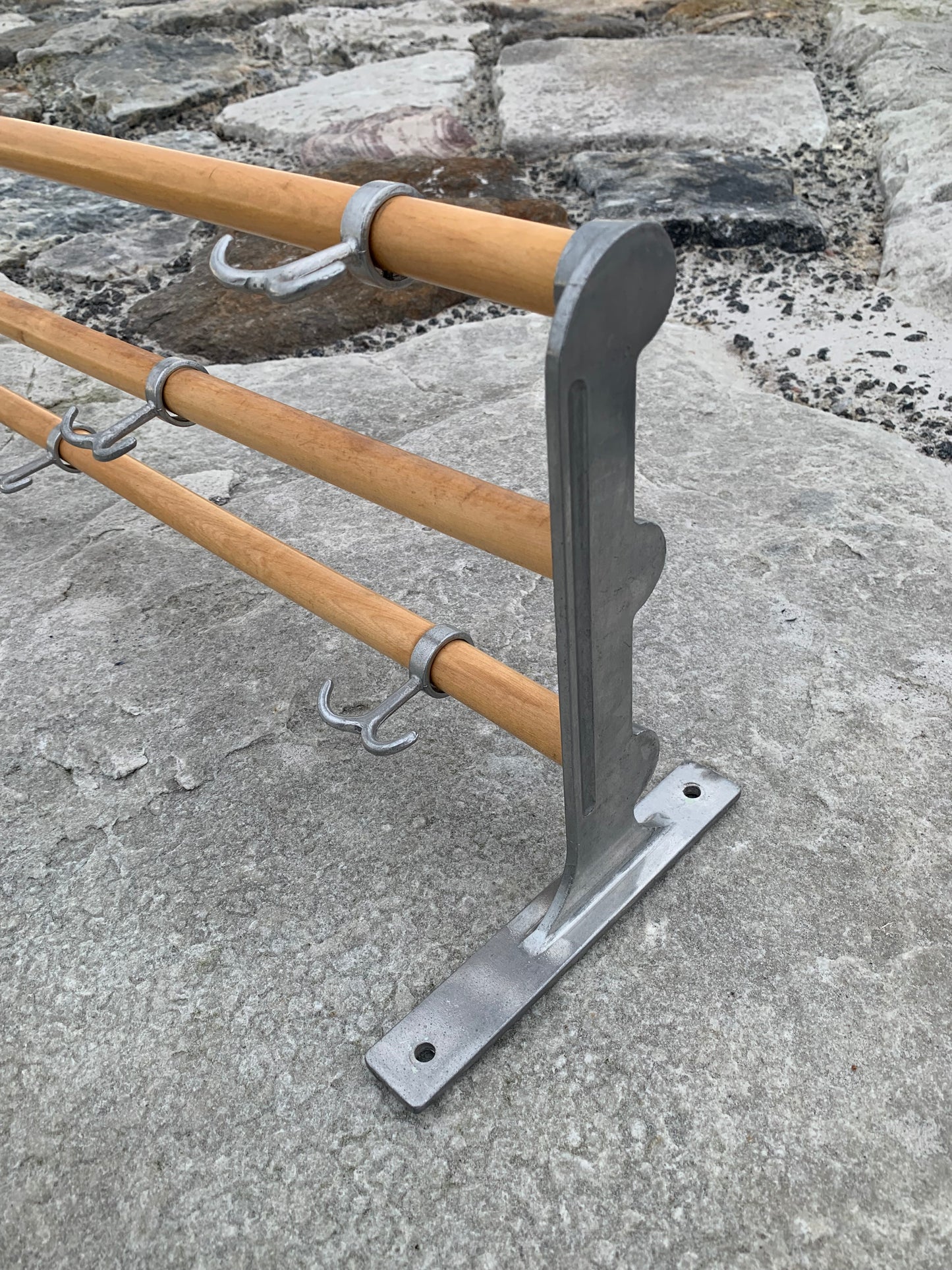 Hylla med hattkrok - Designad av Gunnar Bolin år 1937