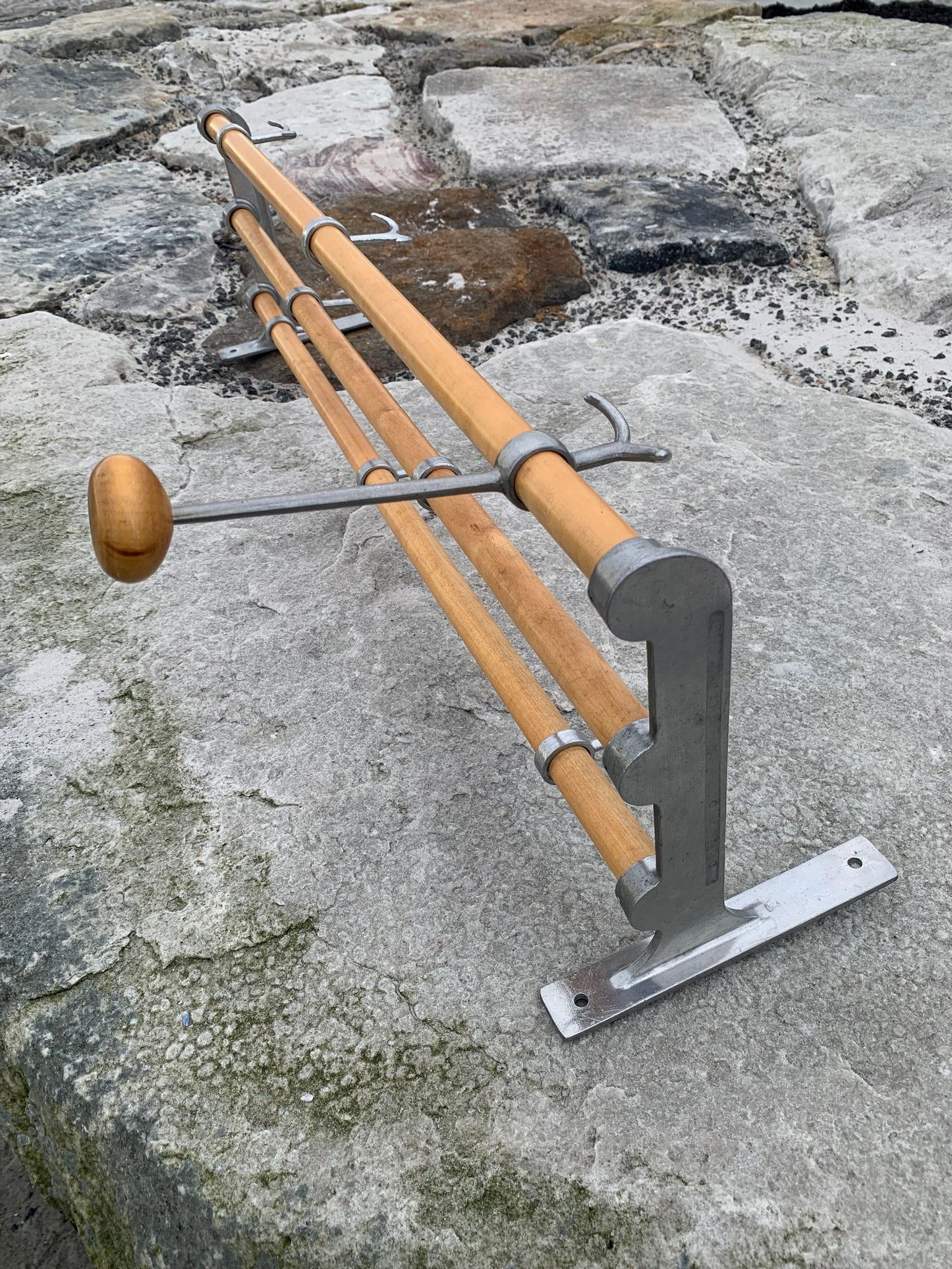 Hylla med hattkrok - Designad av Gunnar Bolin år 1937