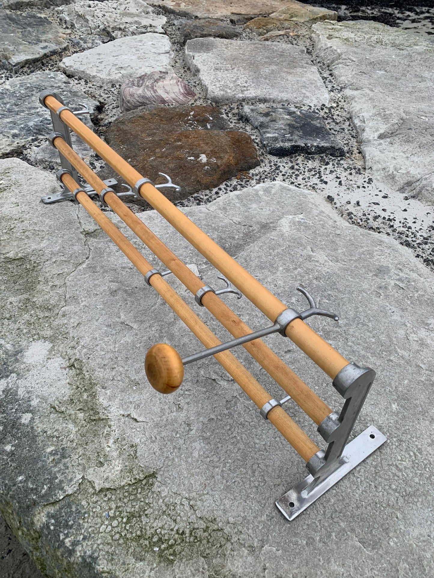 Hylla med hattkrok - Designad av Gunnar Bolin år 1937