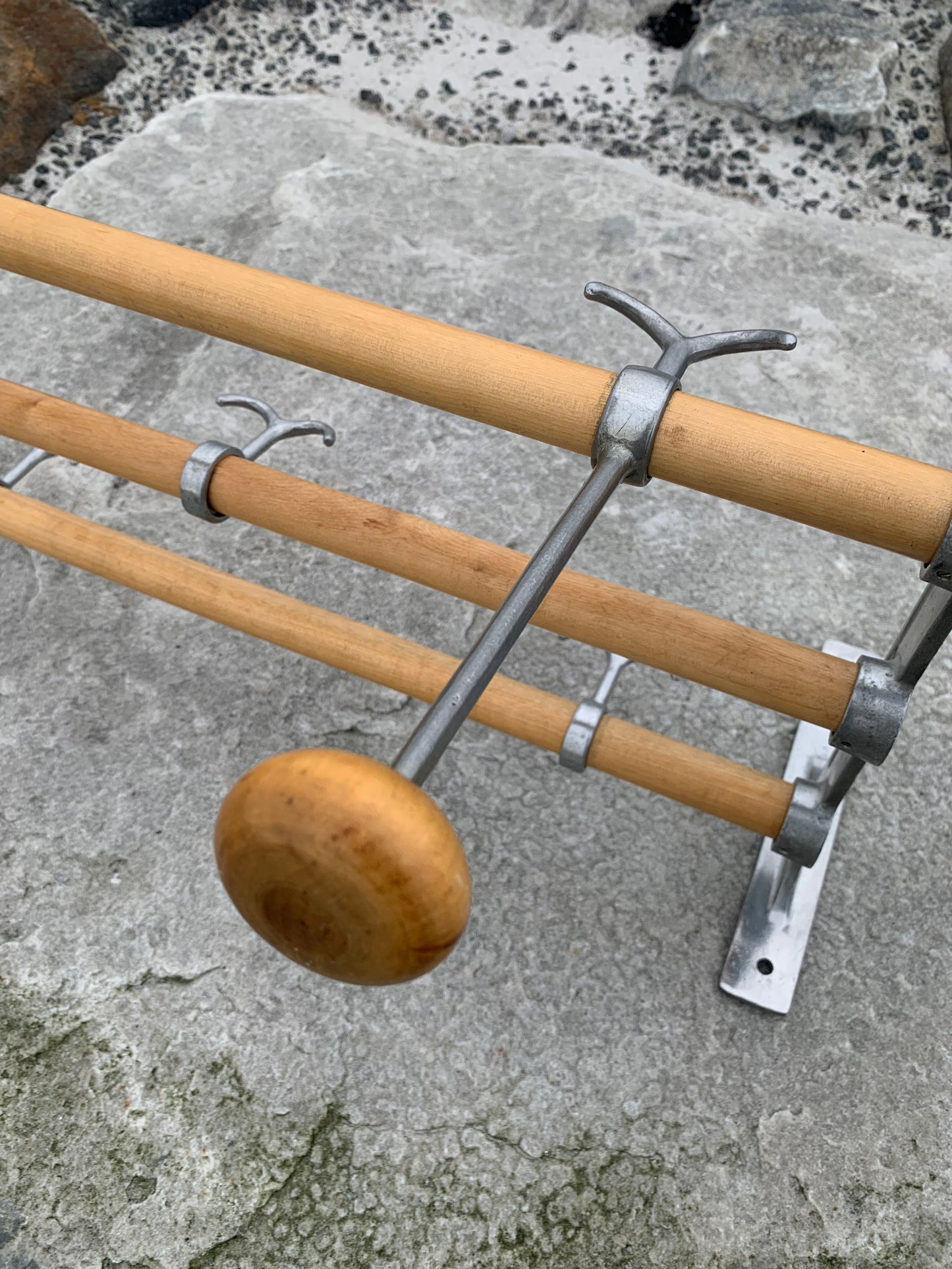 Hylla med hattkrok - Designad av Gunnar Bolin år 1937