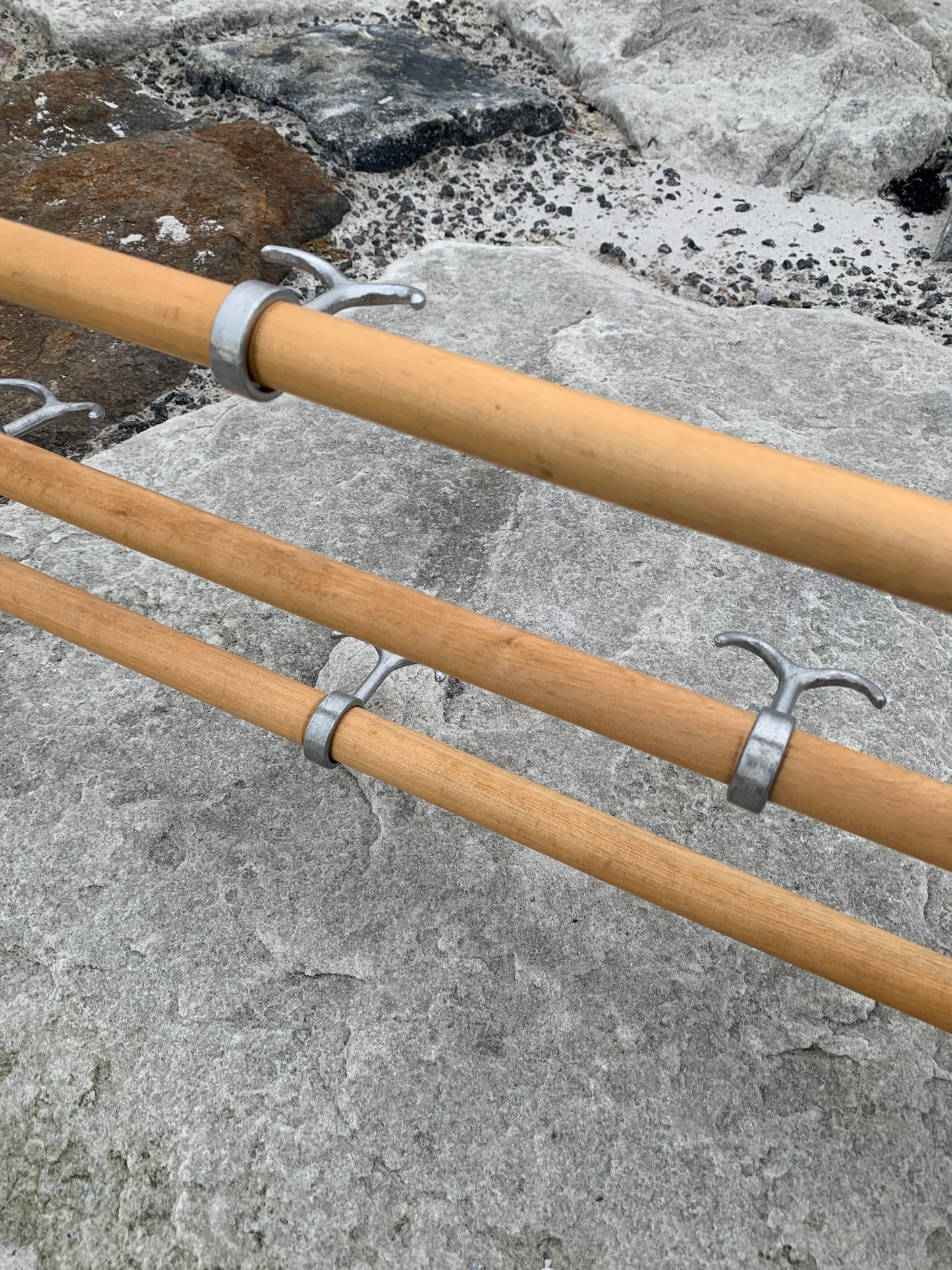 Hylla med hattkrok - Designad av Gunnar Bolin år 1937