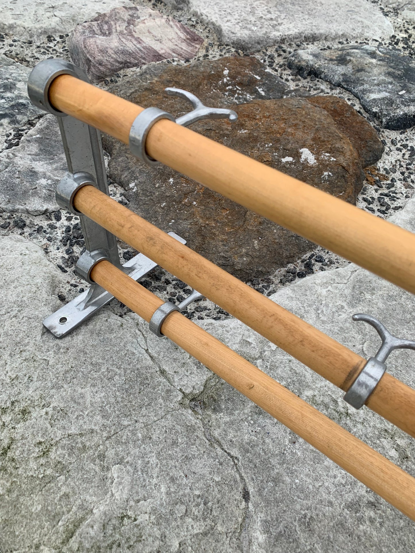 Hylla med hattkrok - Designad av Gunnar Bolin år 1937