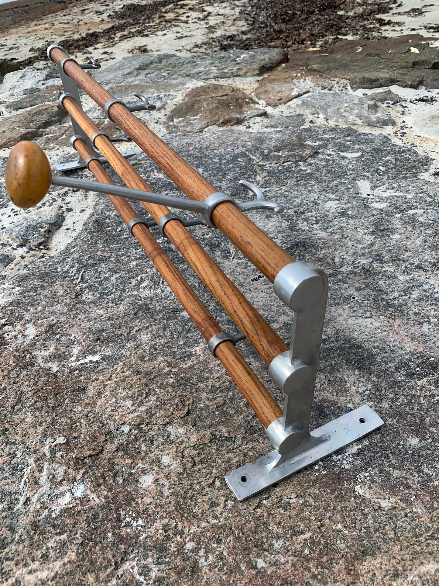Hylla med hattkrok