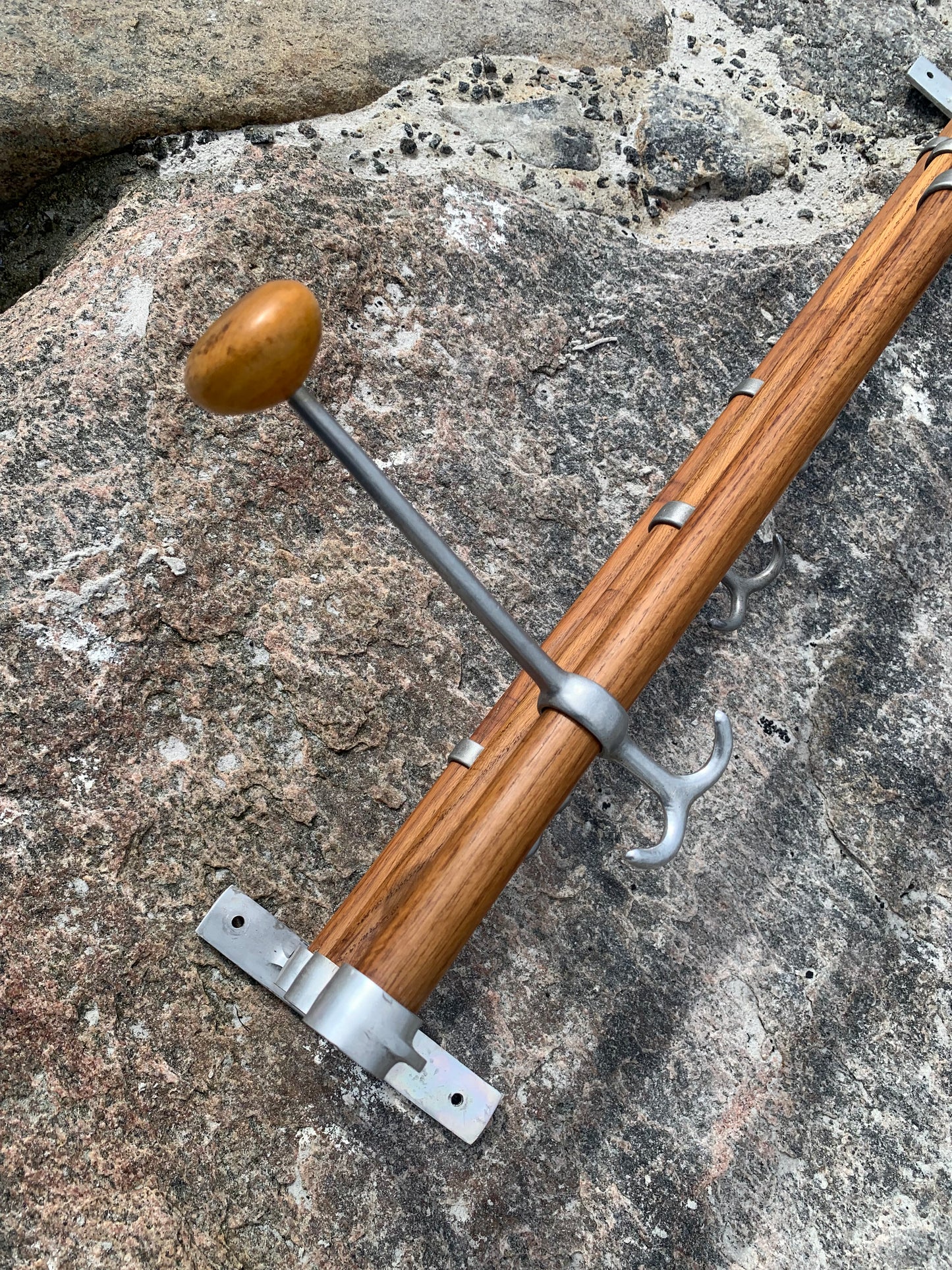 Hylla med hattkrok