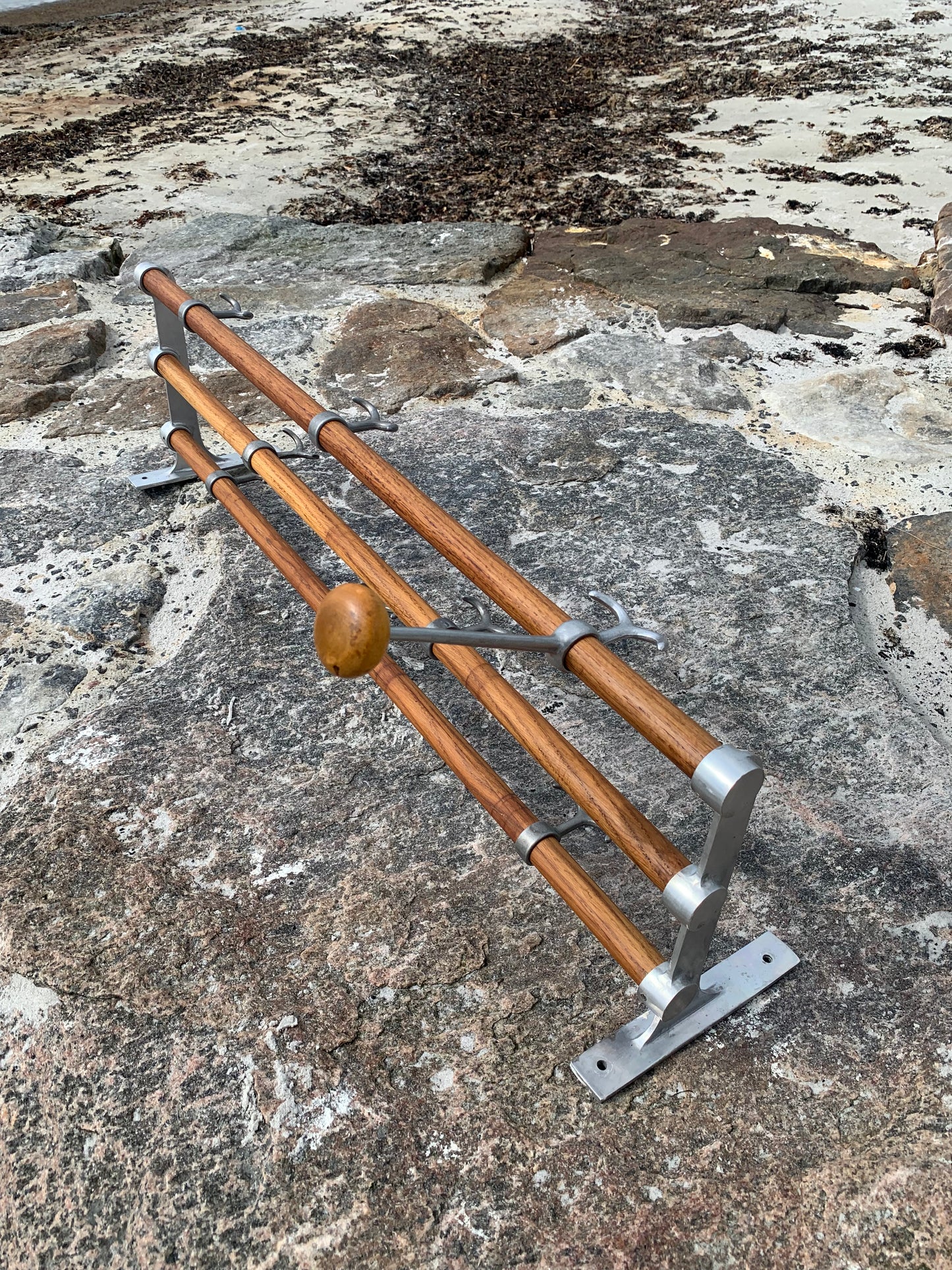 Hylla med hattkrok
