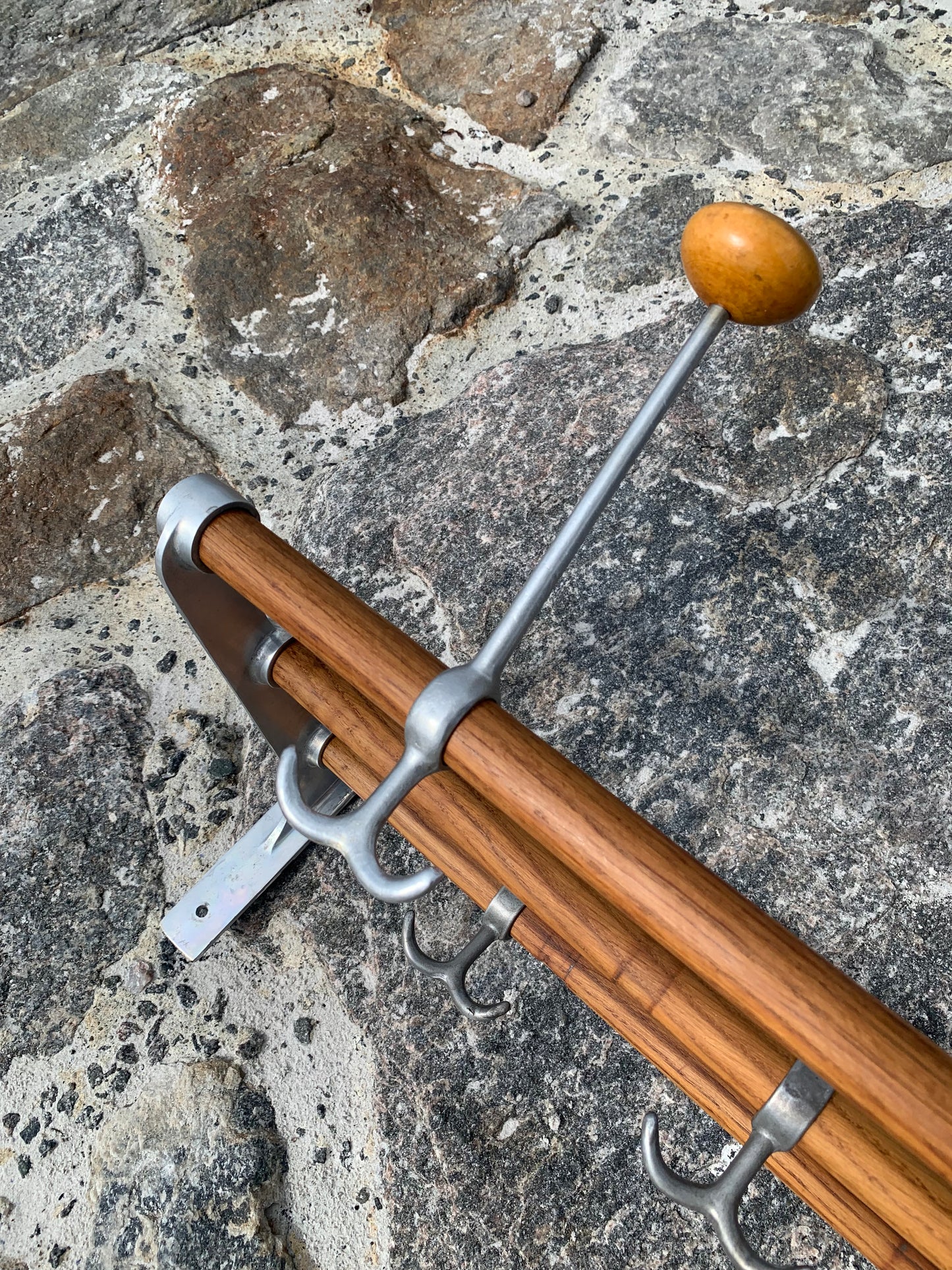 Hylla med hattkrok