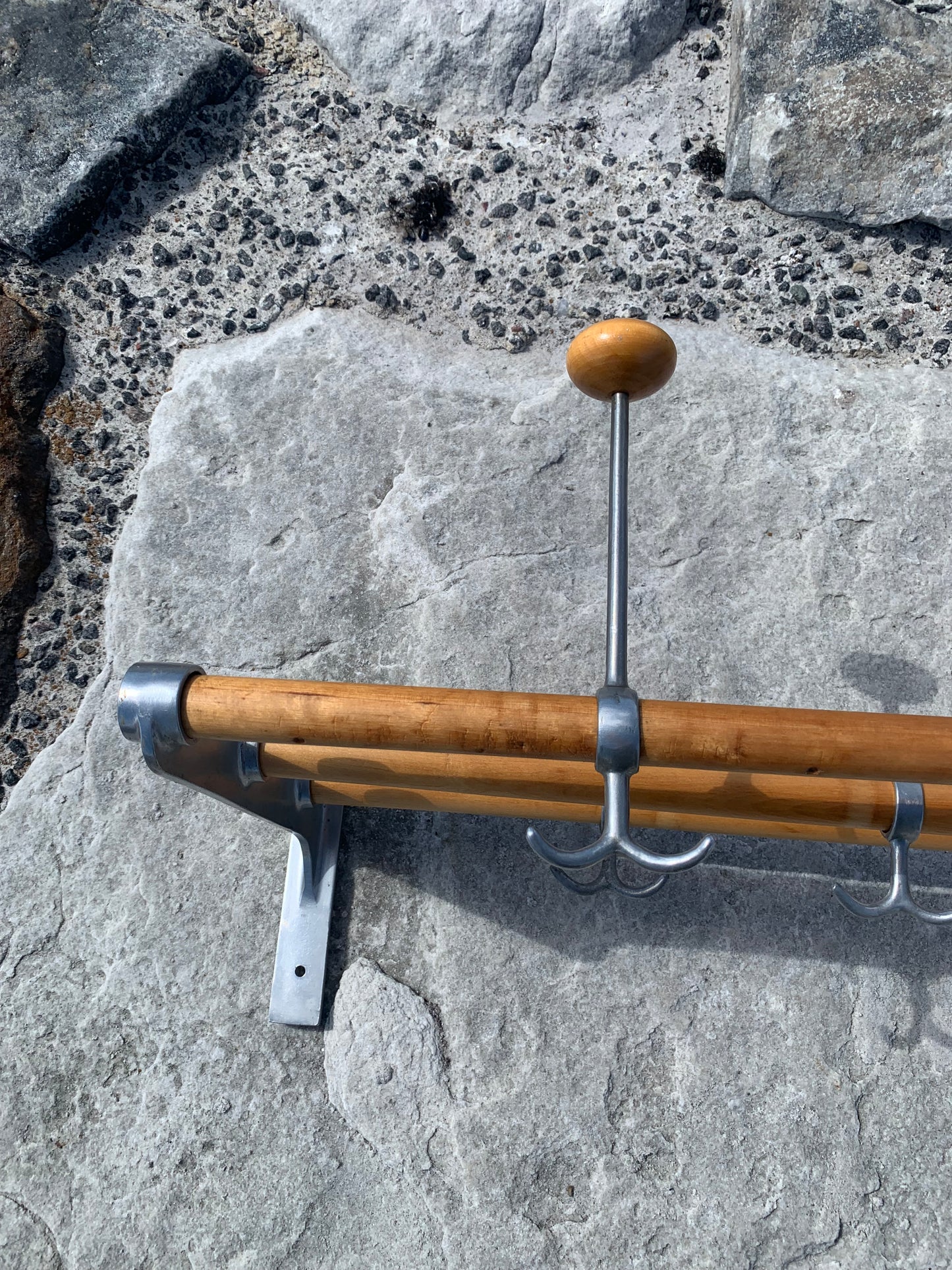 Hylla med hattkrok - Designad av Gunnar Bolin år 1937