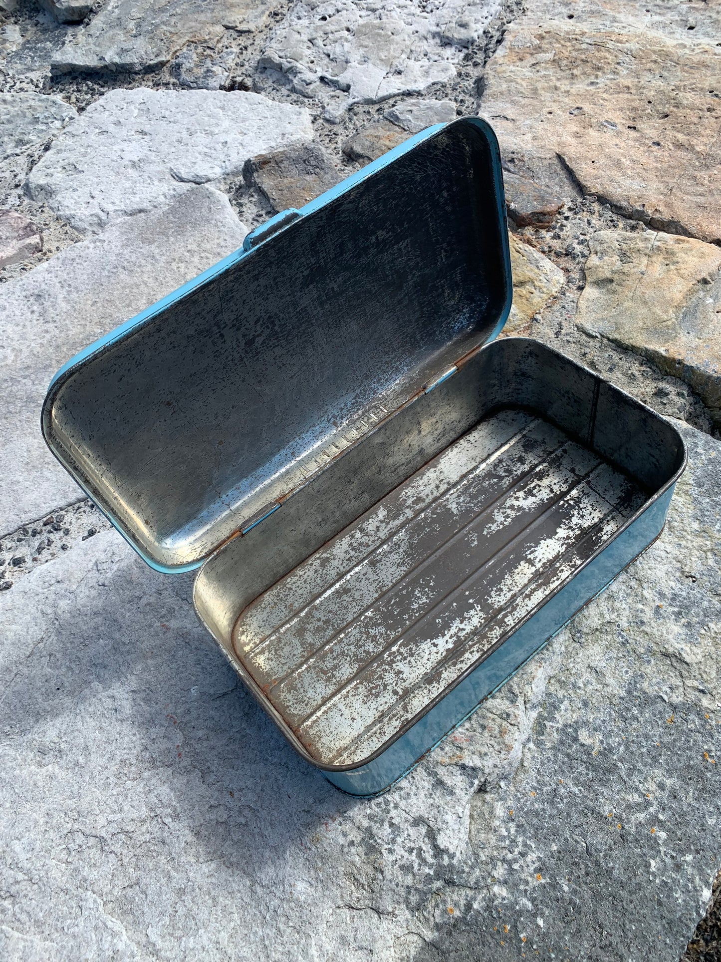 Metallåda med lock