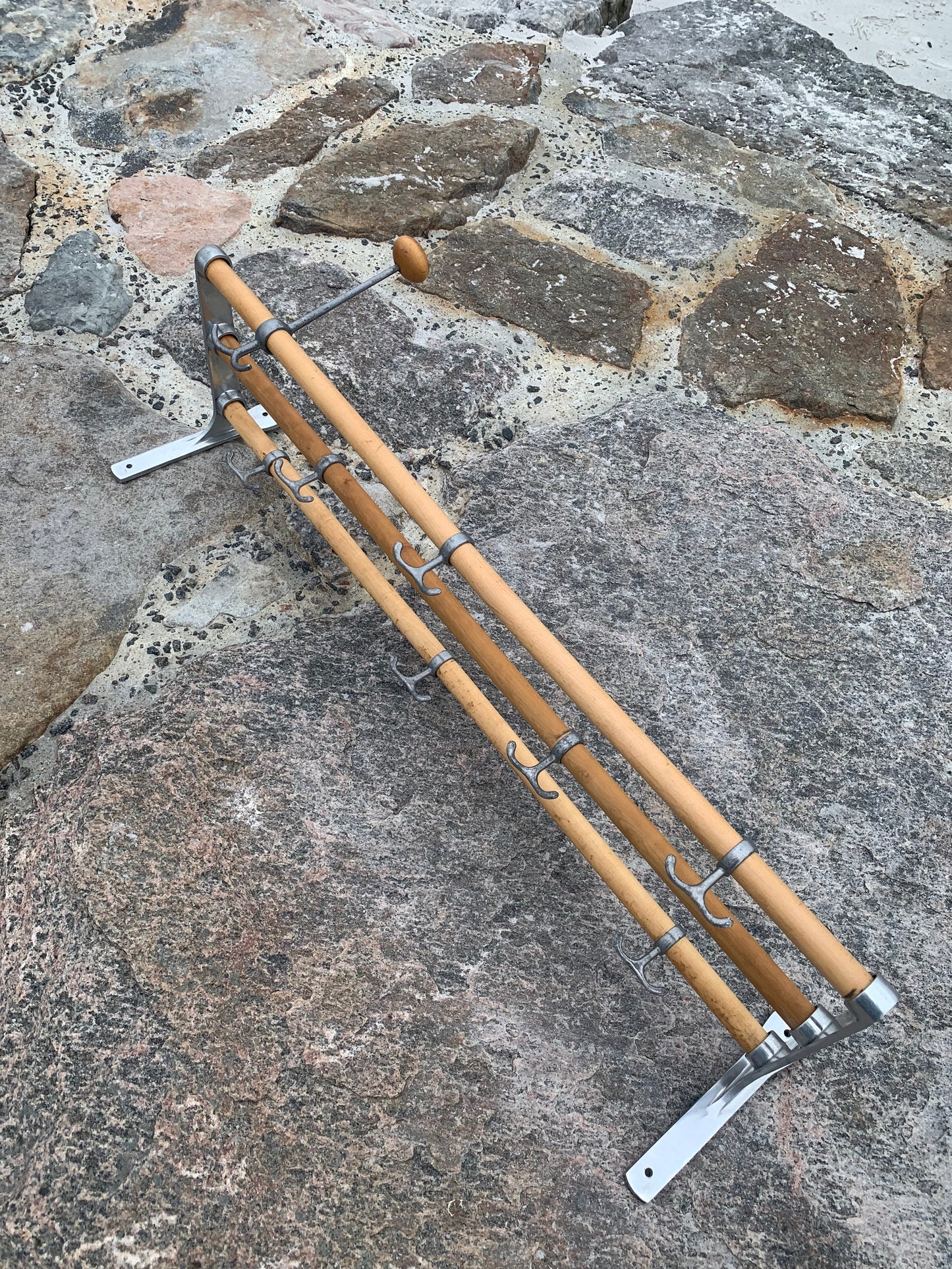 Hylla med hattkrok - Designad av Gunnar Bolin år 1937