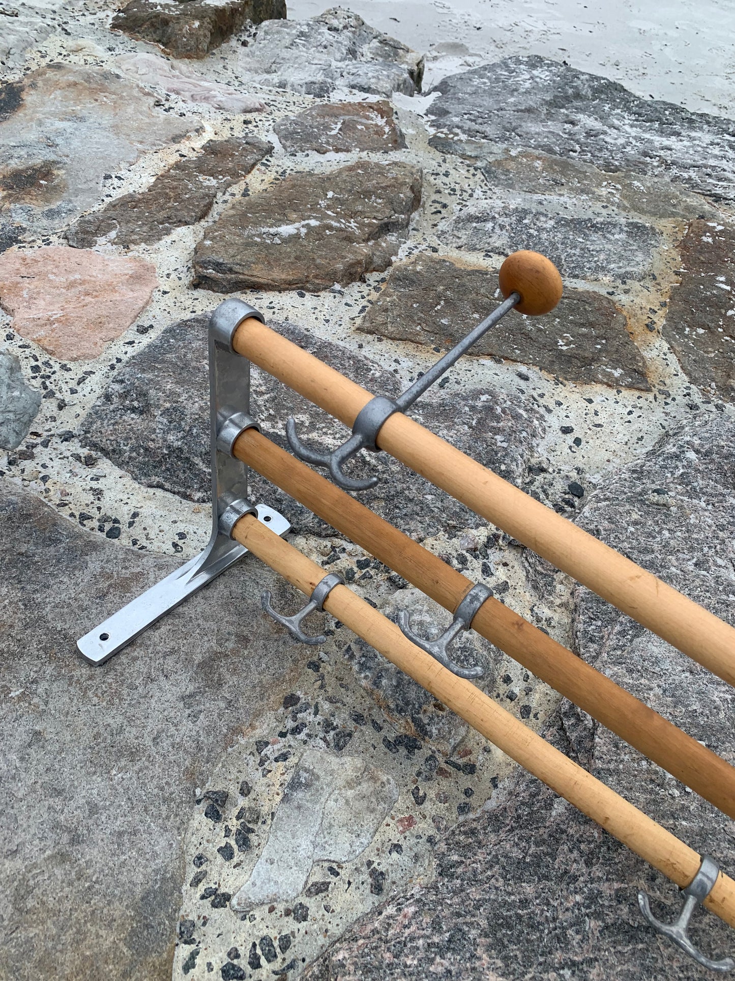 Hylla med hattkrok - Designad av Gunnar Bolin år 1937