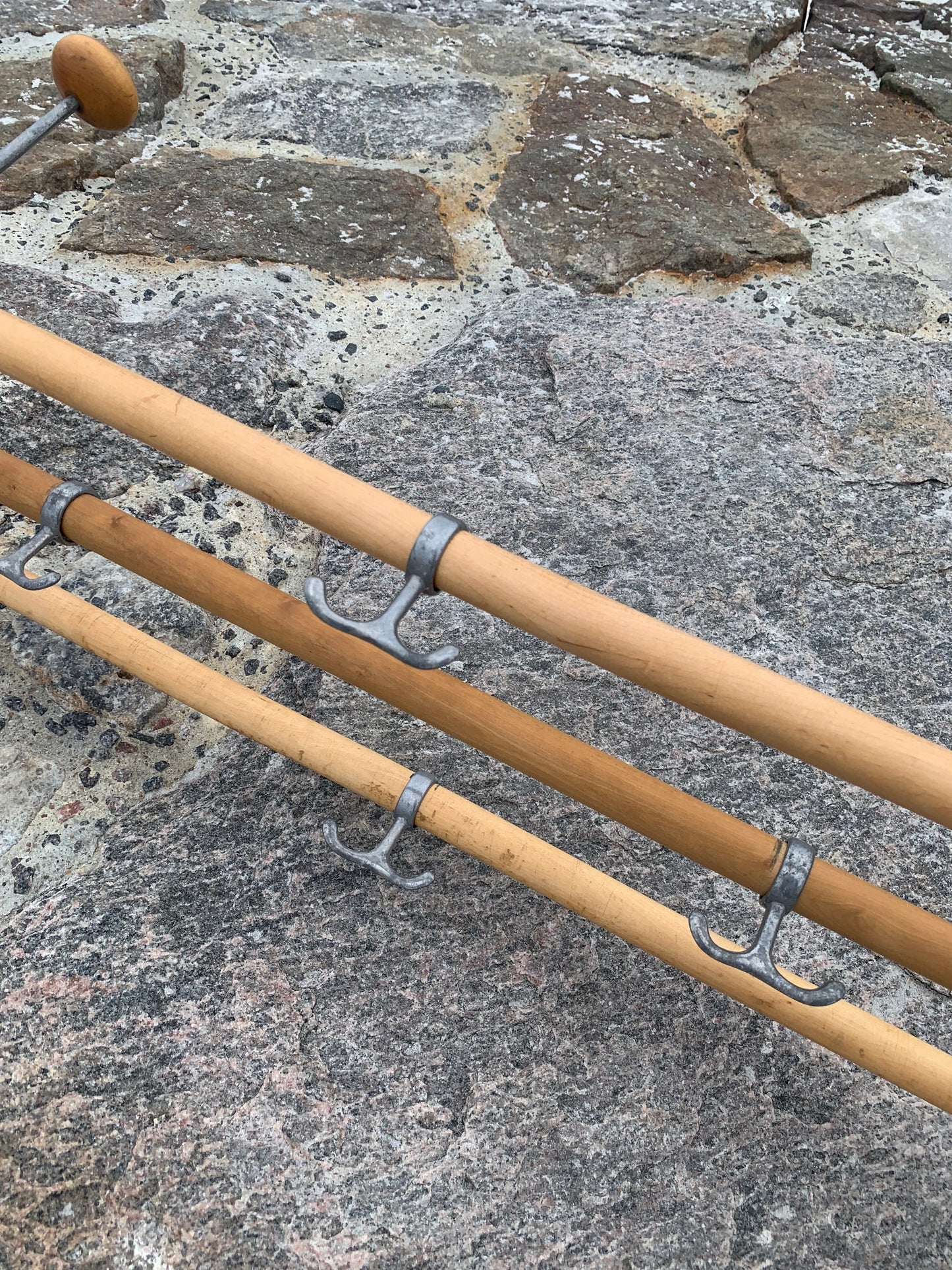 Hylla med hattkrok - Designad av Gunnar Bolin år 1937