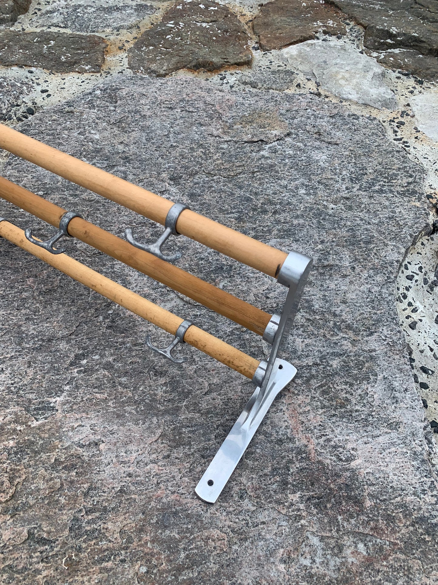 Hylla med hattkrok - Designad av Gunnar Bolin år 1937