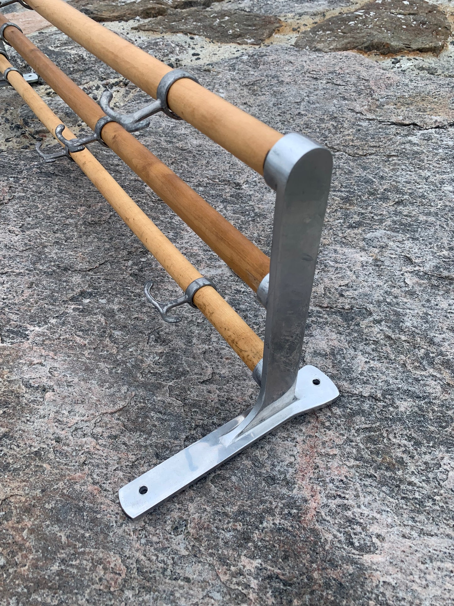 Hylla med hattkrok - Designad av Gunnar Bolin år 1937