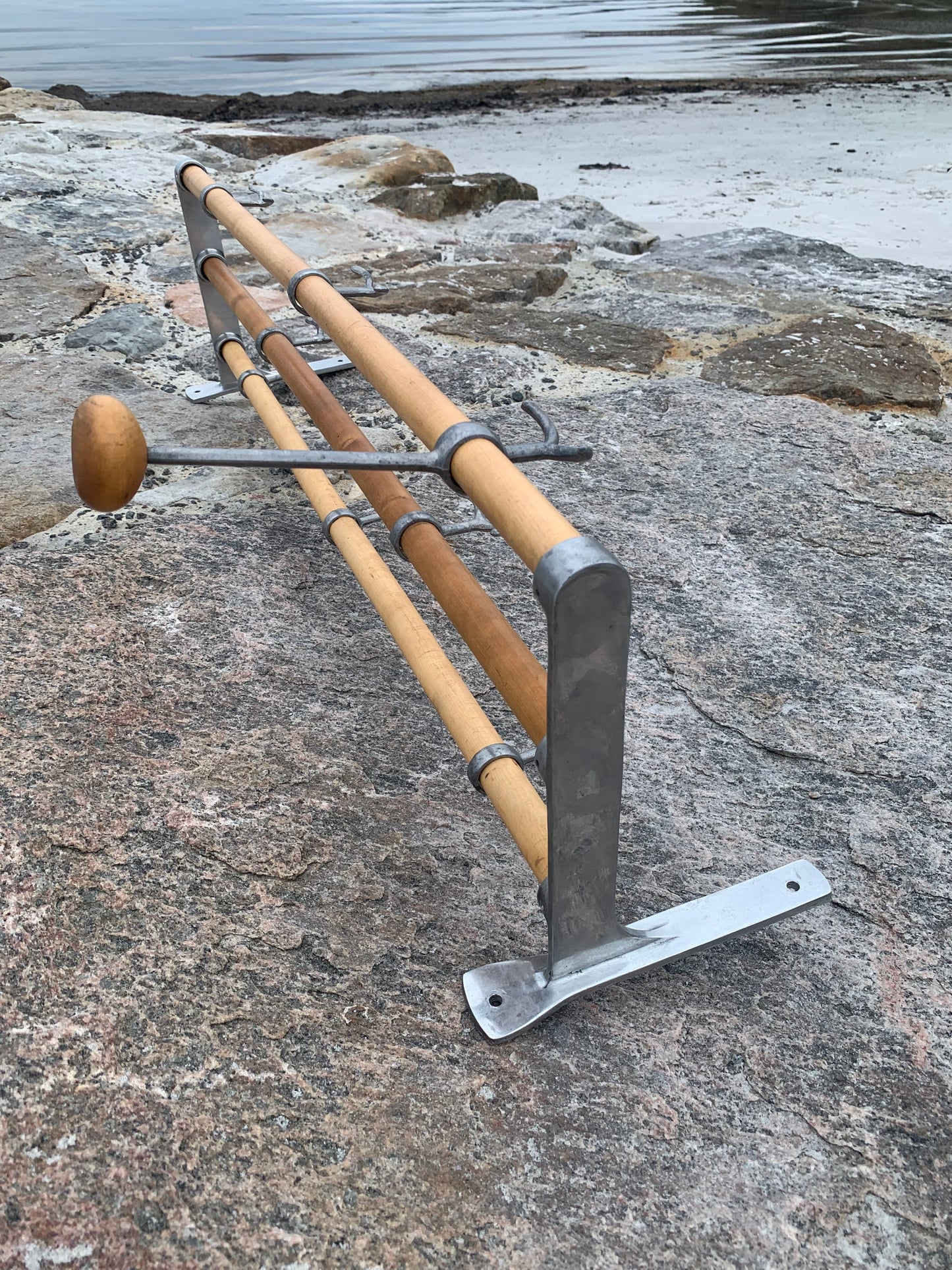 Hylla med hattkrok - Designad av Gunnar Bolin år 1937