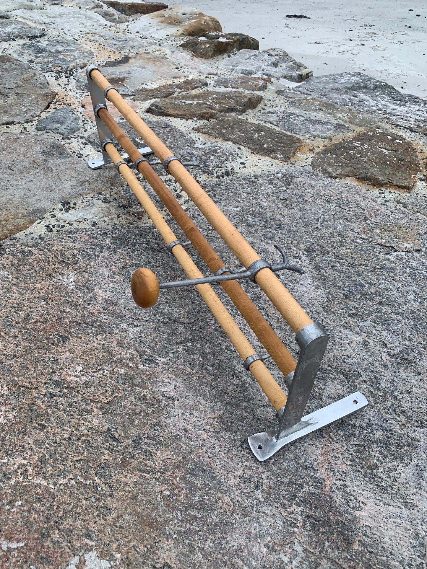 Hylla med hattkrok - Designad av Gunnar Bolin år 1937