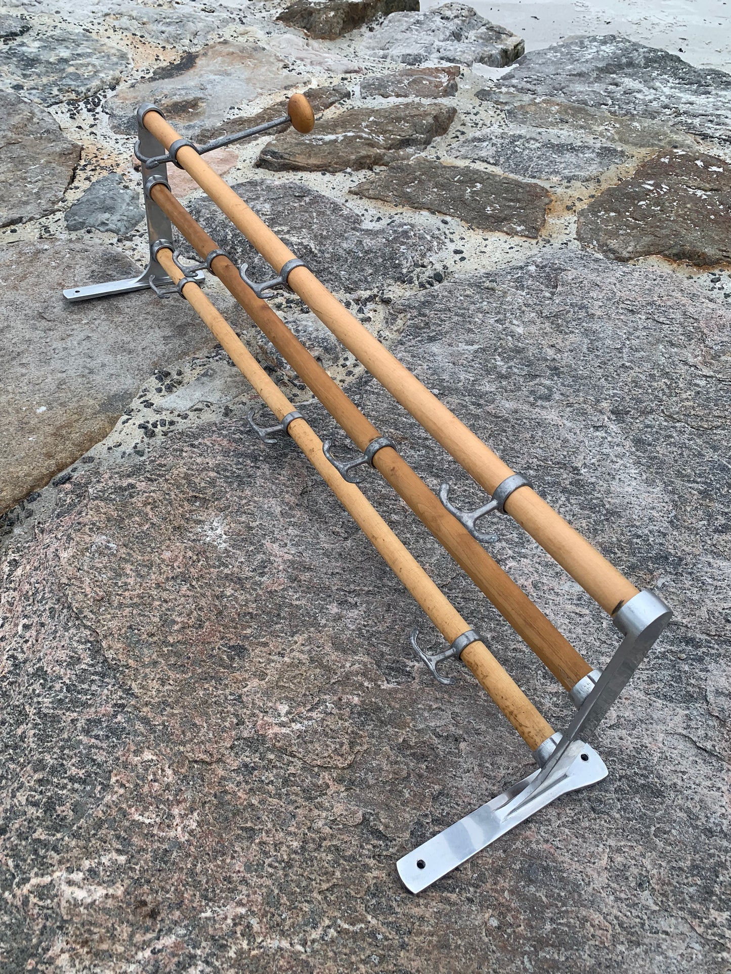 Hylla med hattkrok - Designad av Gunnar Bolin år 1937