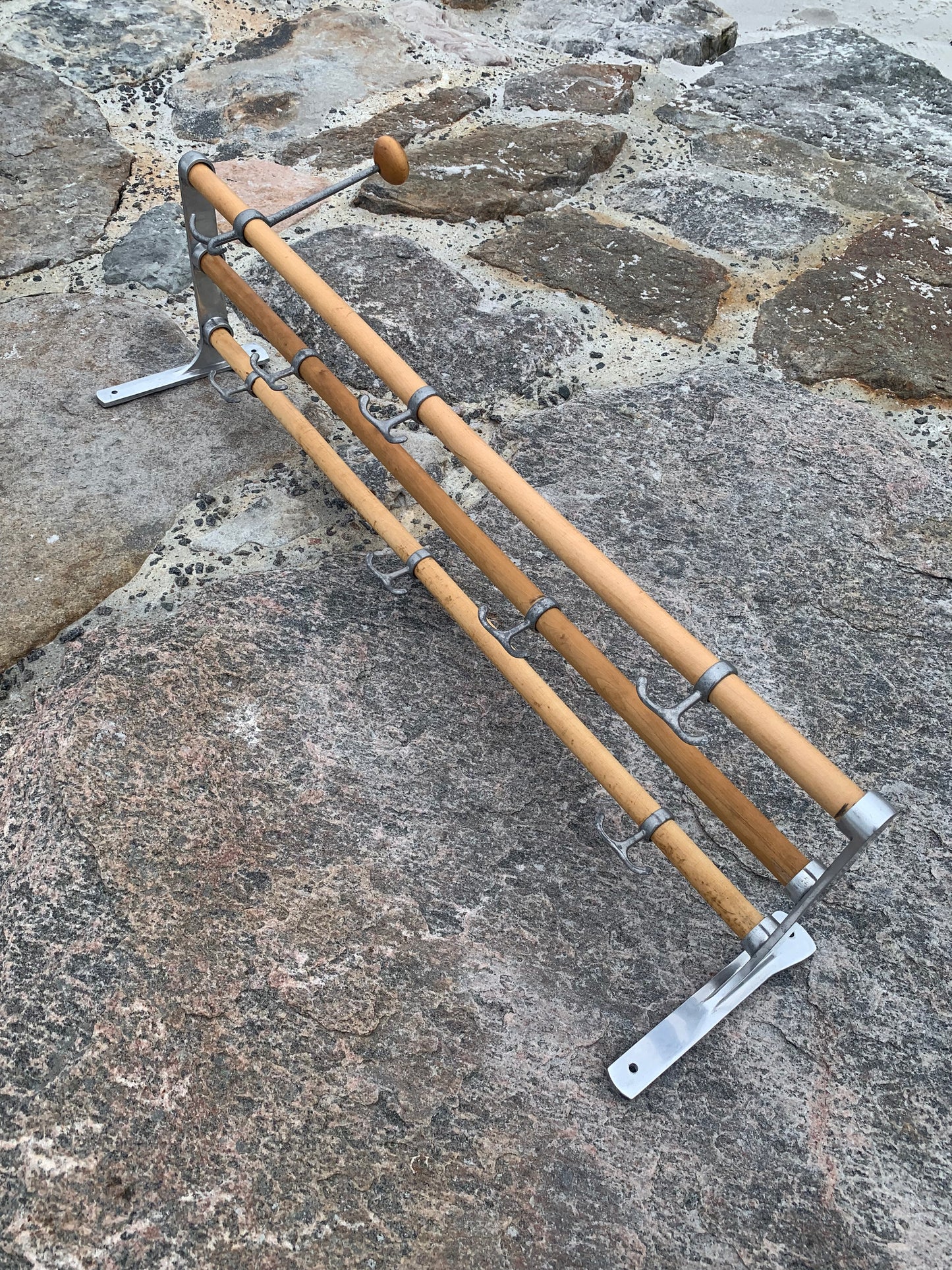Hylla med hattkrok - Designad av Gunnar Bolin år 1937