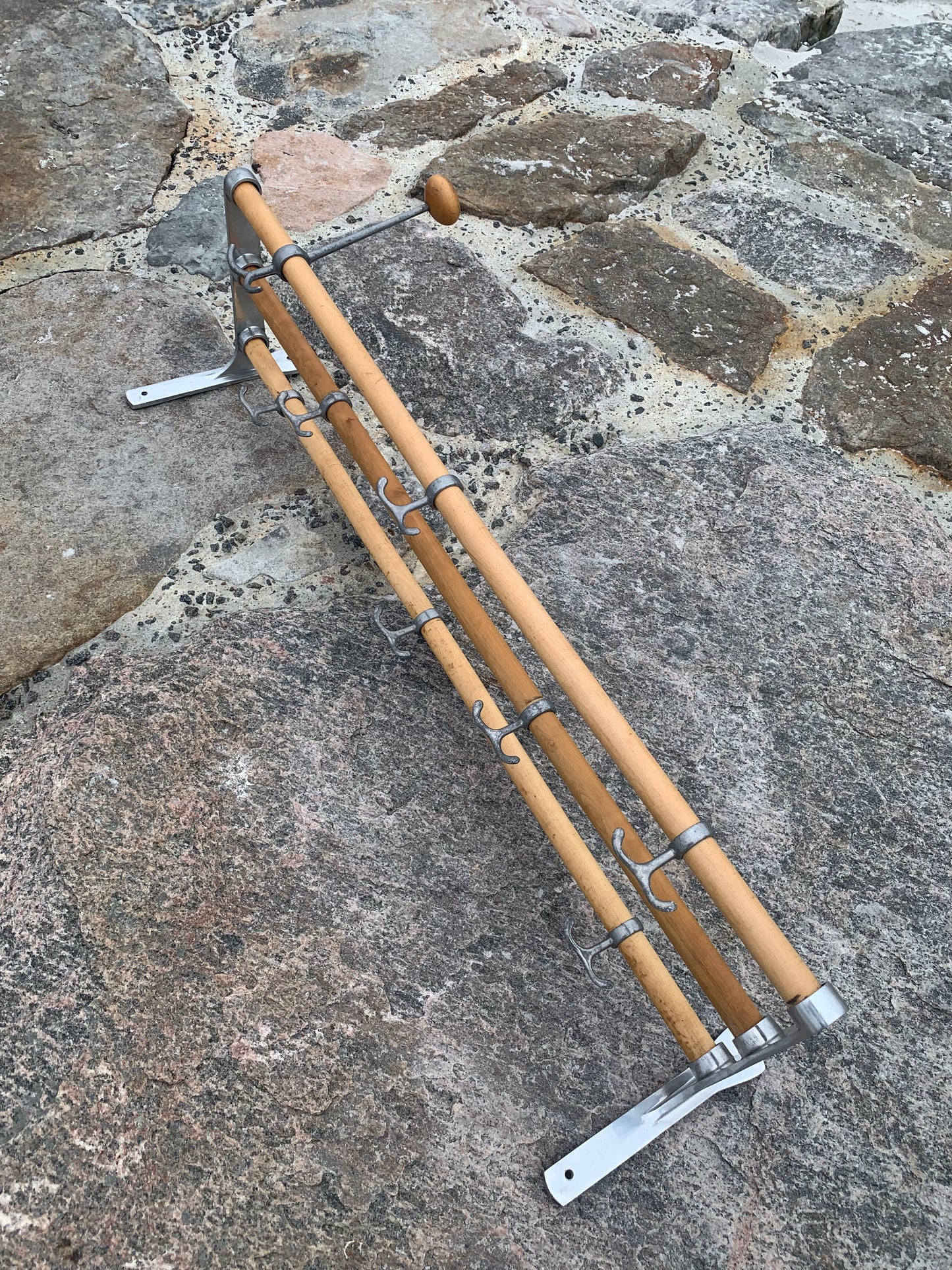 Hylla med hattkrok - Designad av Gunnar Bolin år 1937