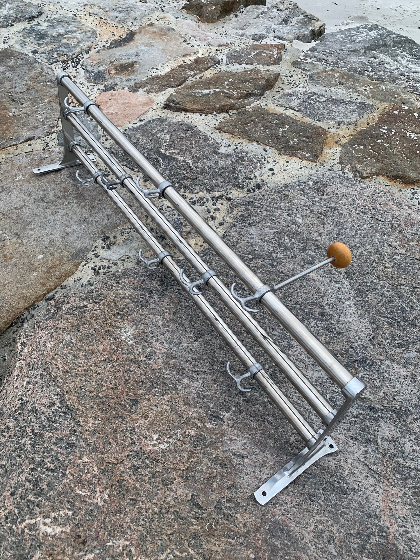 Hylla med hattkrok - Designad av Gunnar Bolin år 1937