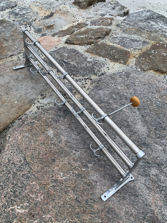 Hylla med hattkrok - Designad av Gunnar Bolin år 1937