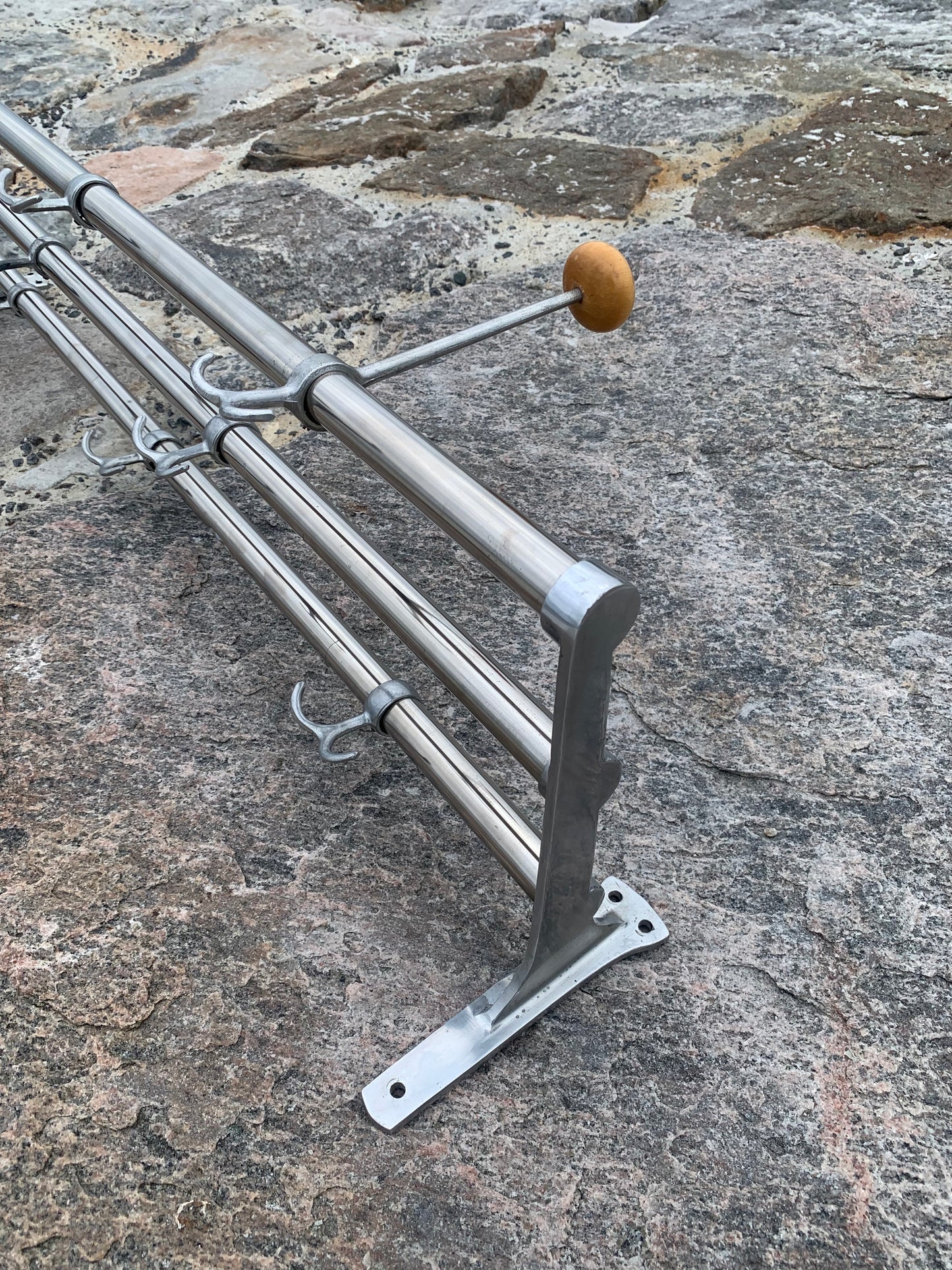 Hylla med hattkrok - Designad av Gunnar Bolin år 1937