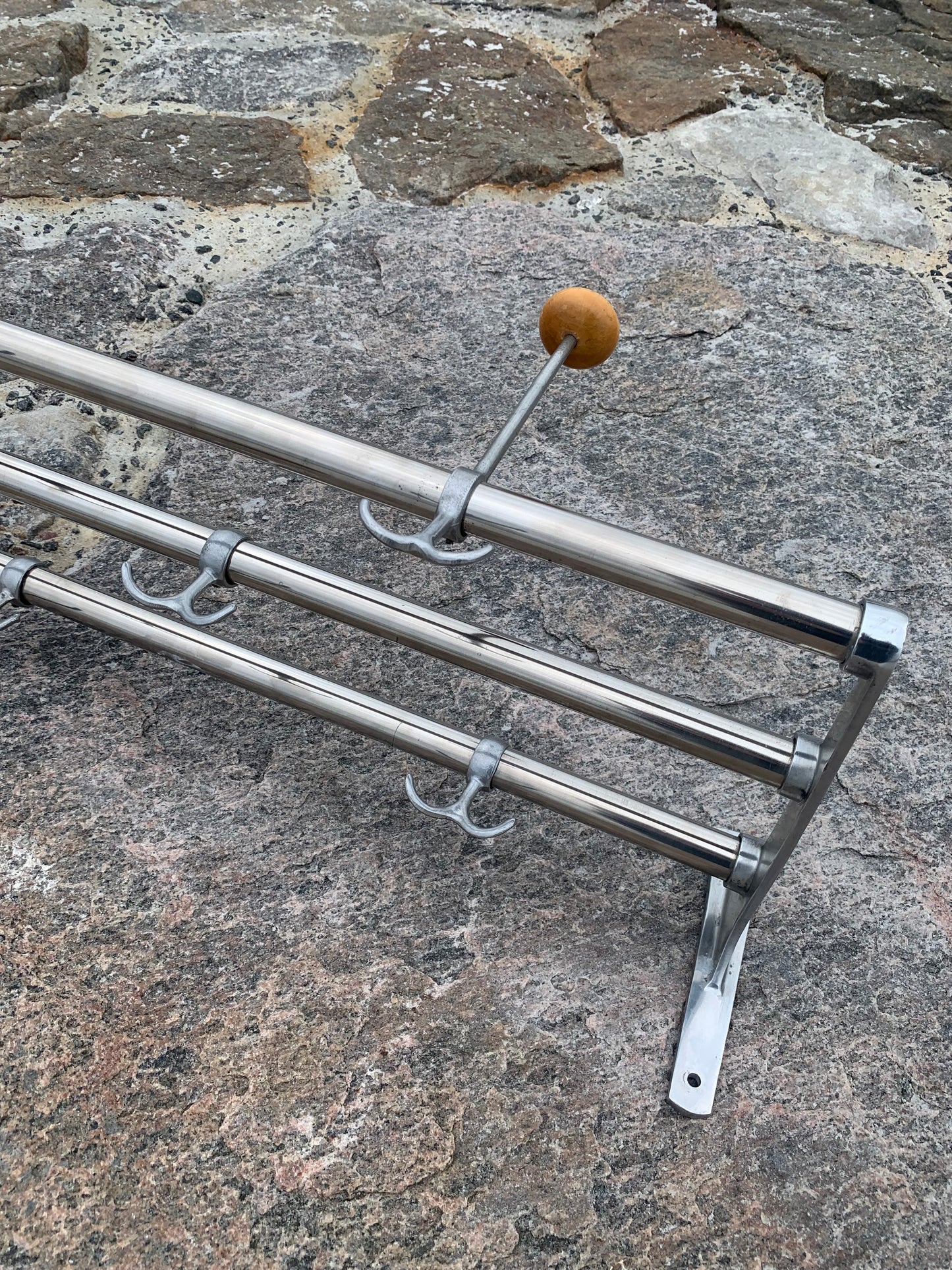 Hylla med hattkrok - Designad av Gunnar Bolin år 1937